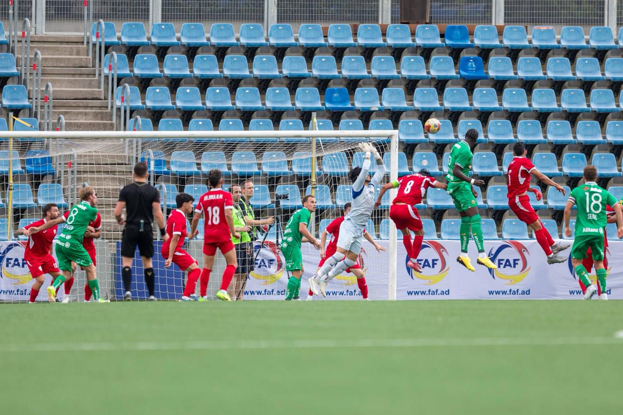 El defensa del Rapid, Raux Yao, entra amb tot per anotar el primer gol visitant.