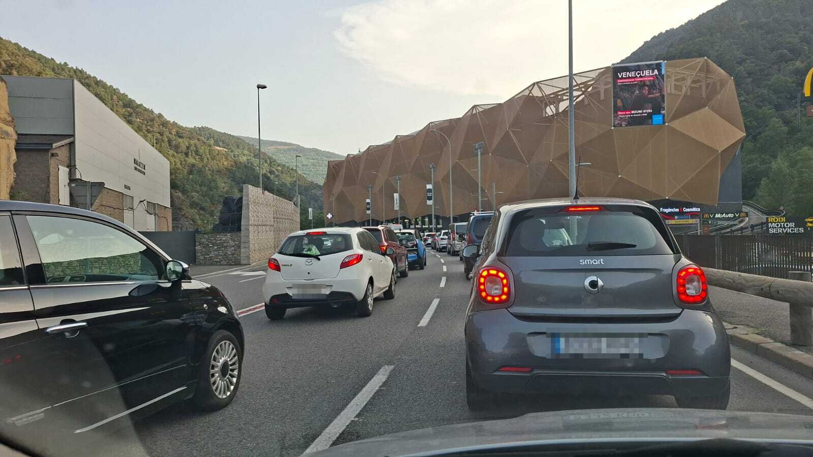 Vehicles fent cua per sortir del país aquest divendres al vespre.