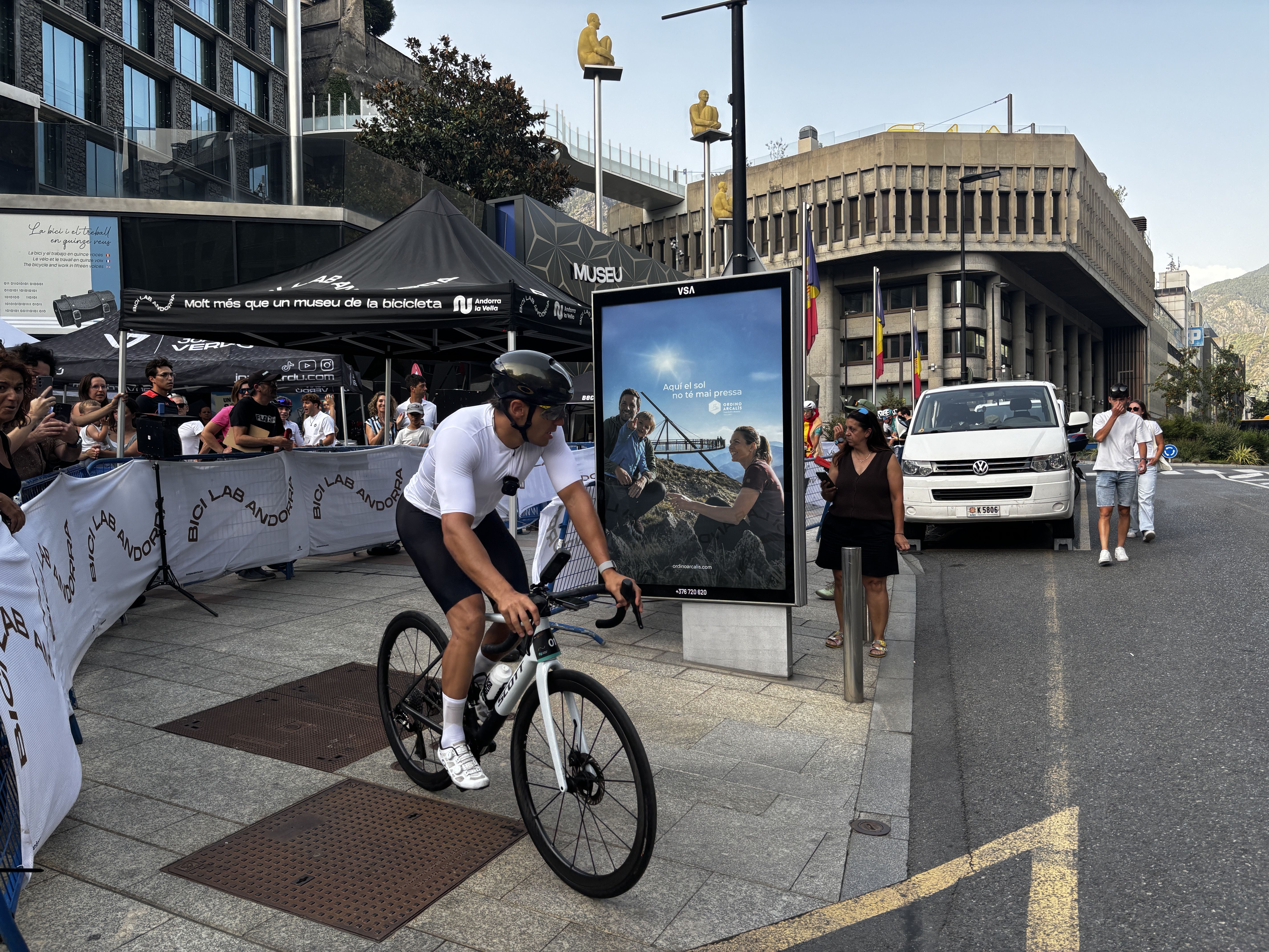 Joan Verdú, a la sortida de la Cronoescalada del Solà, davant del BiciLab.