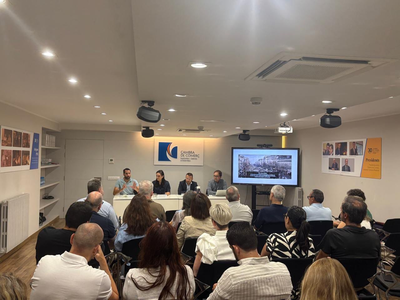 Joan León presenta al sector hoteler el nou reglament de contractació en origen.