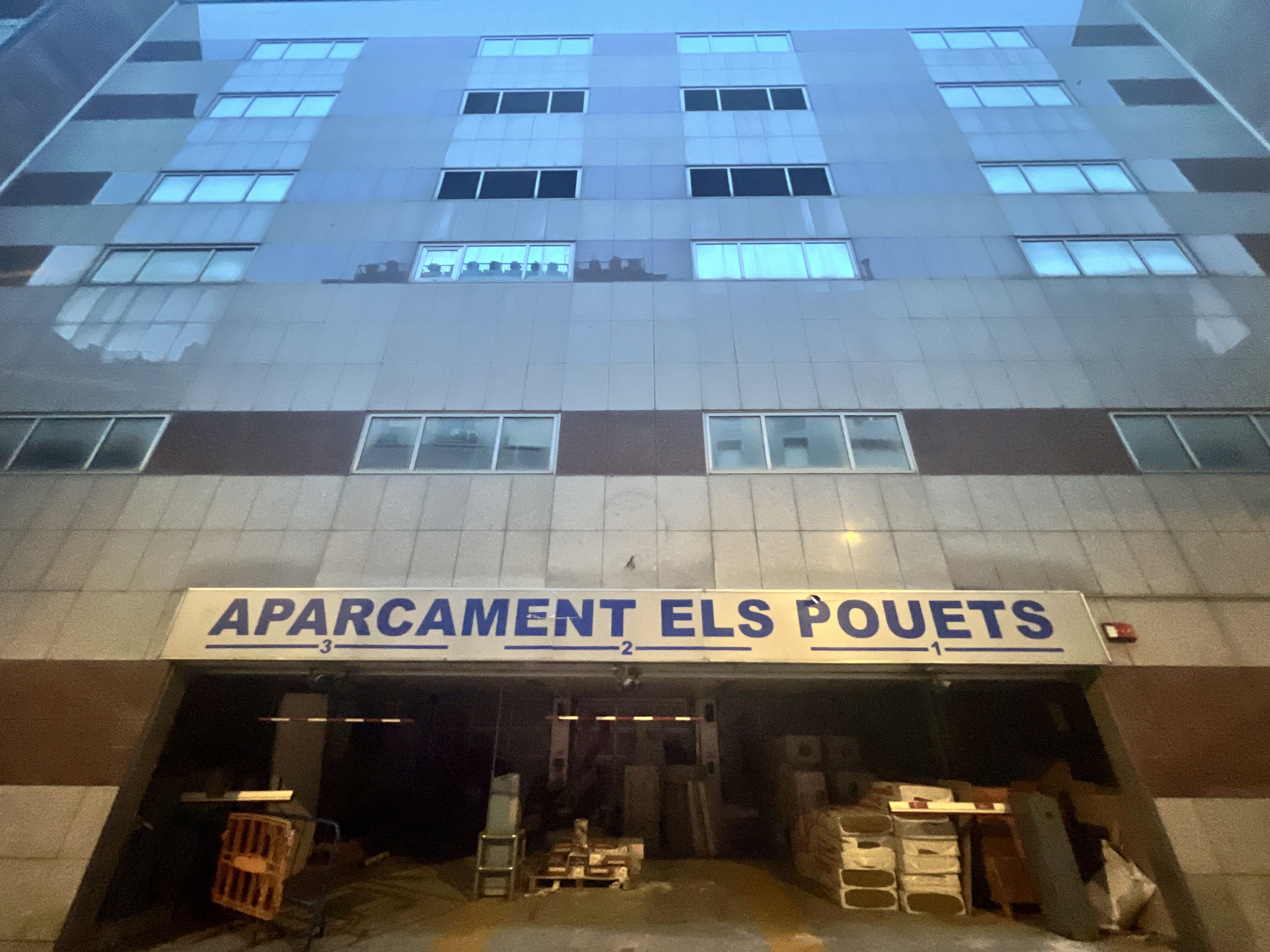 Una imatge actual de l'exterior de l'antic aparcament dels Pouets.