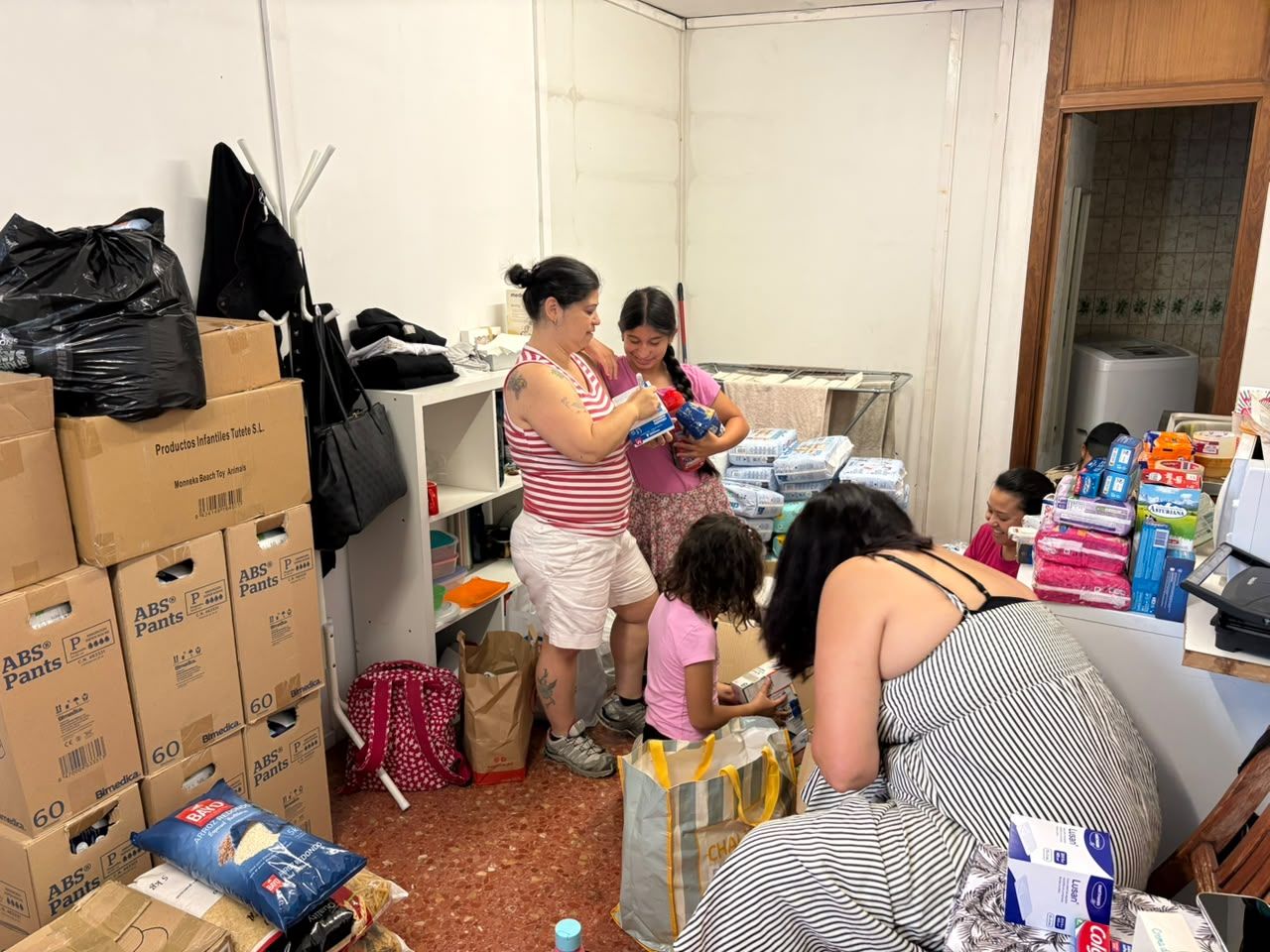 Voluntàries ajudant aquest matí