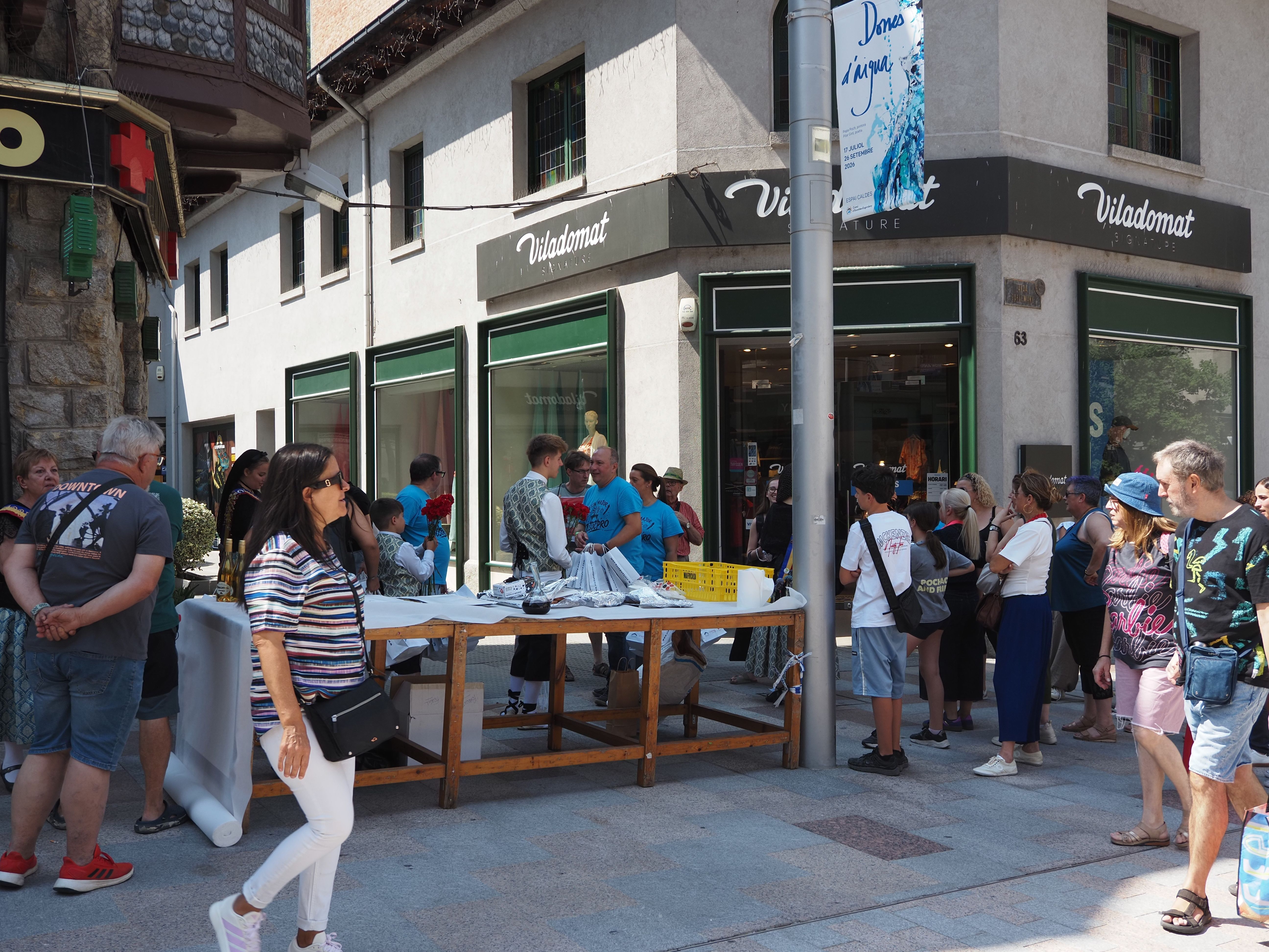 Els membres de la Unió Pro-Turisme preparant els obsequis del Dia del Turista.