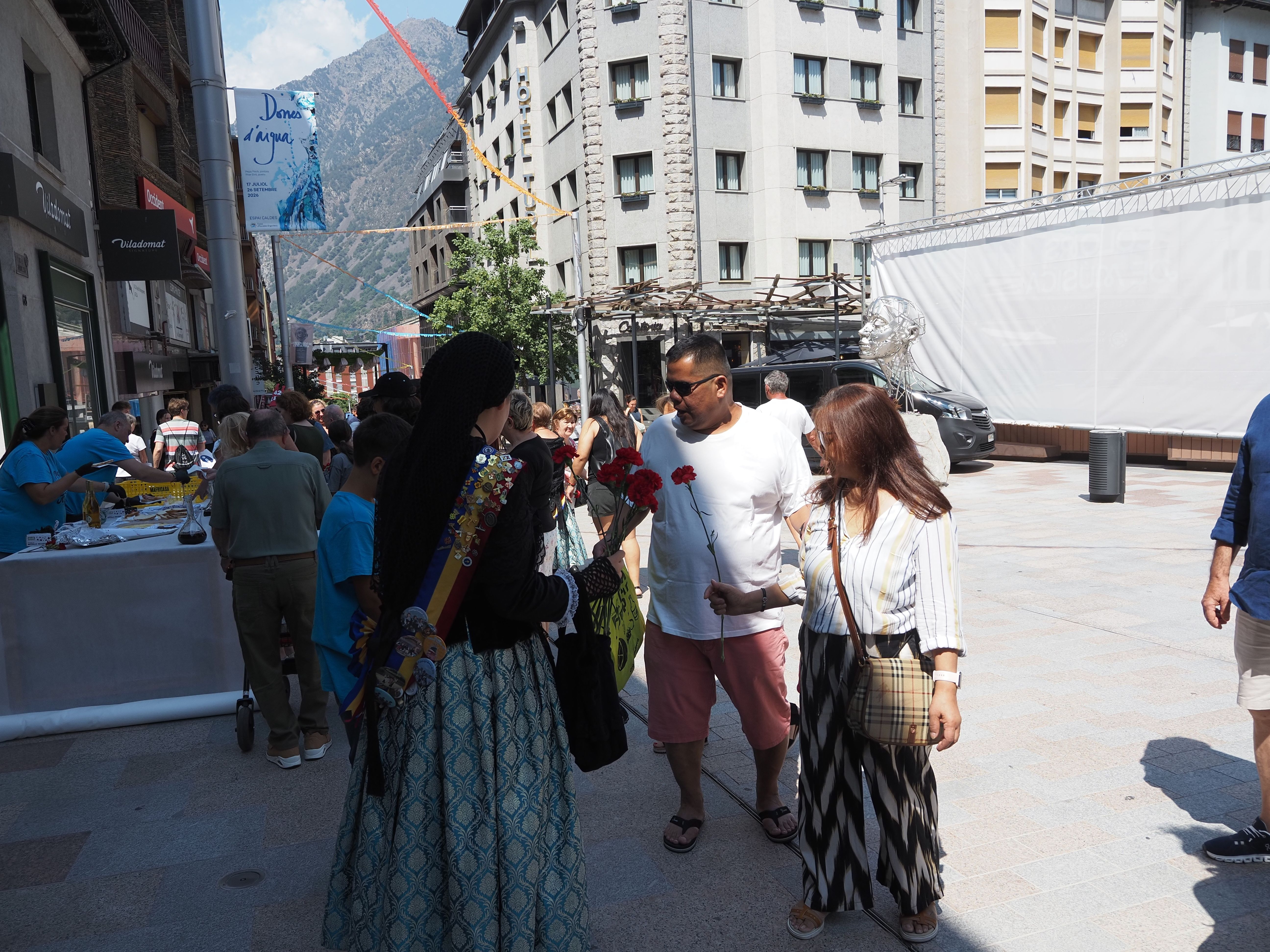 Entrega de clavells als turistes.