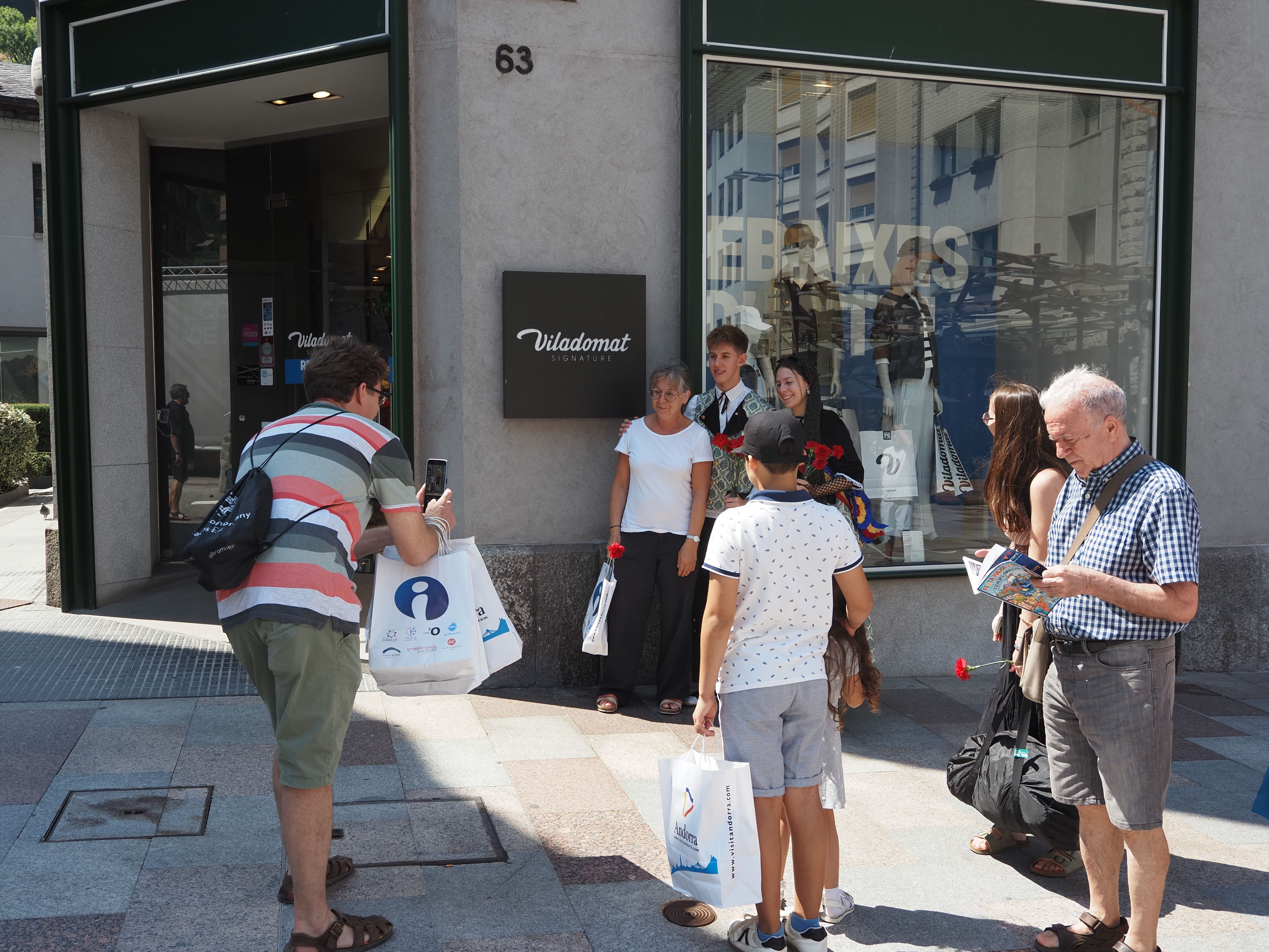 Alguns turistes s'han fet fotos amb els membres del pubillatge.