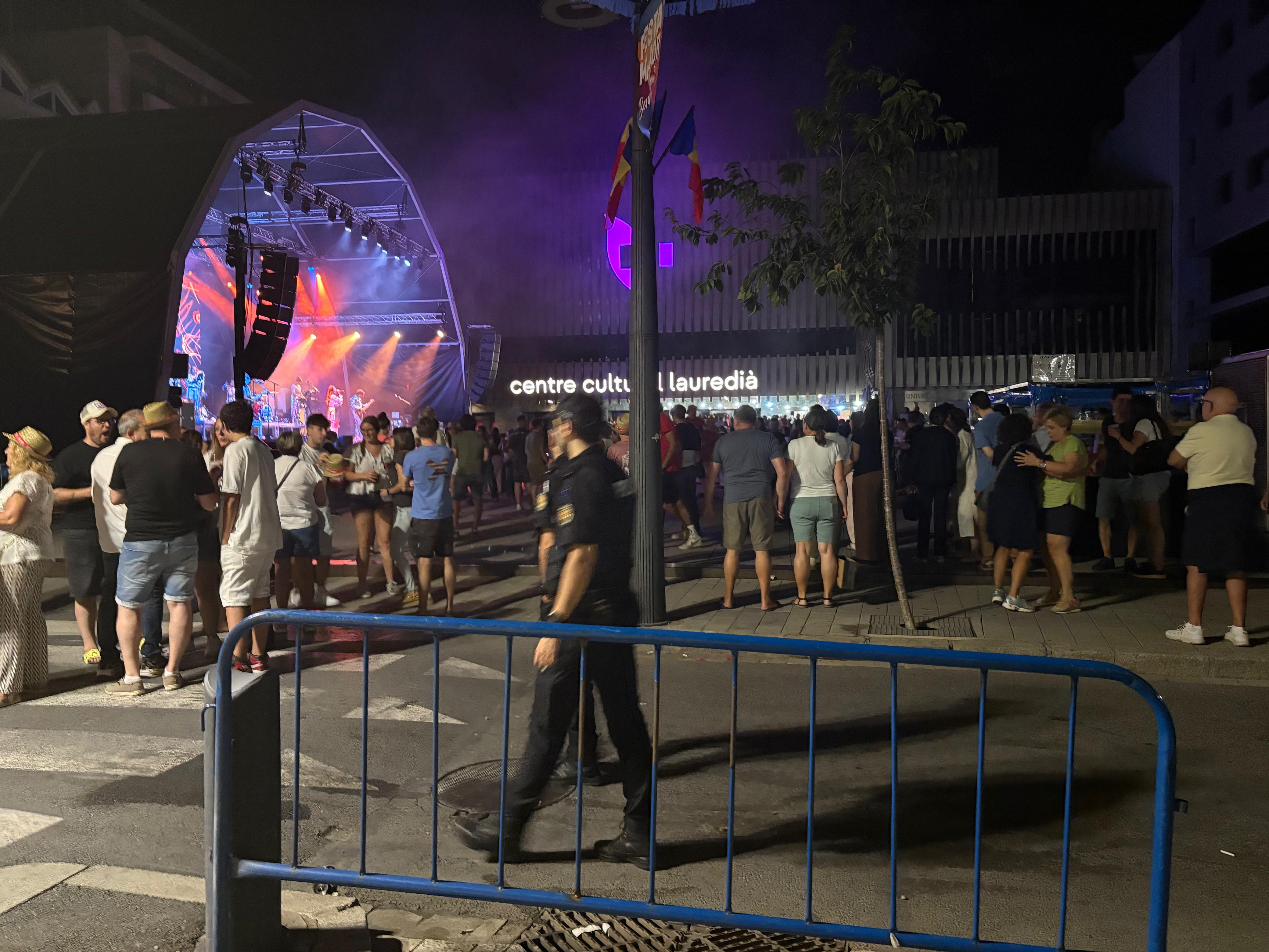 Dos agents de policia a la festa major de sant julià