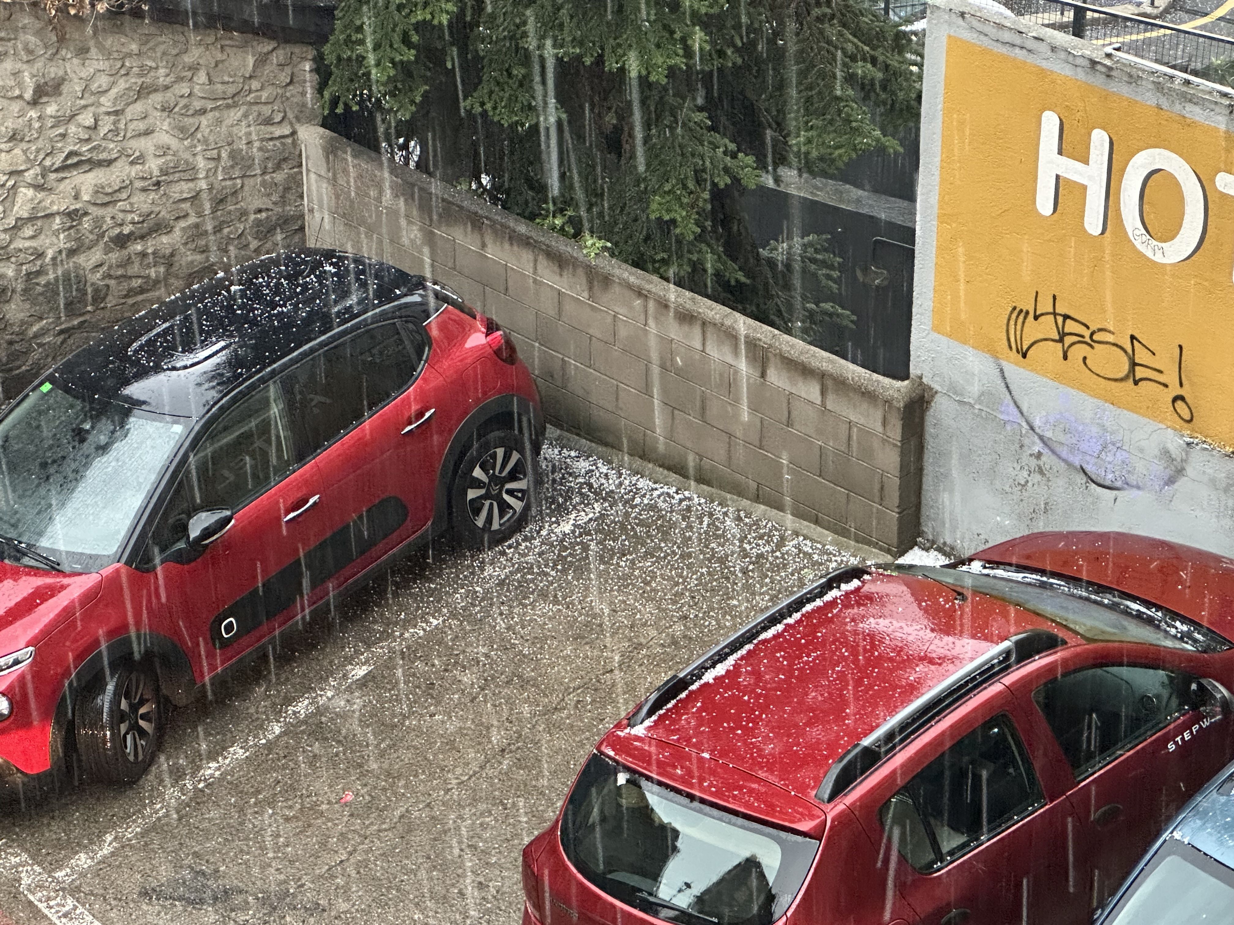 Imatges de la calamarsada a Andorra la Vella.