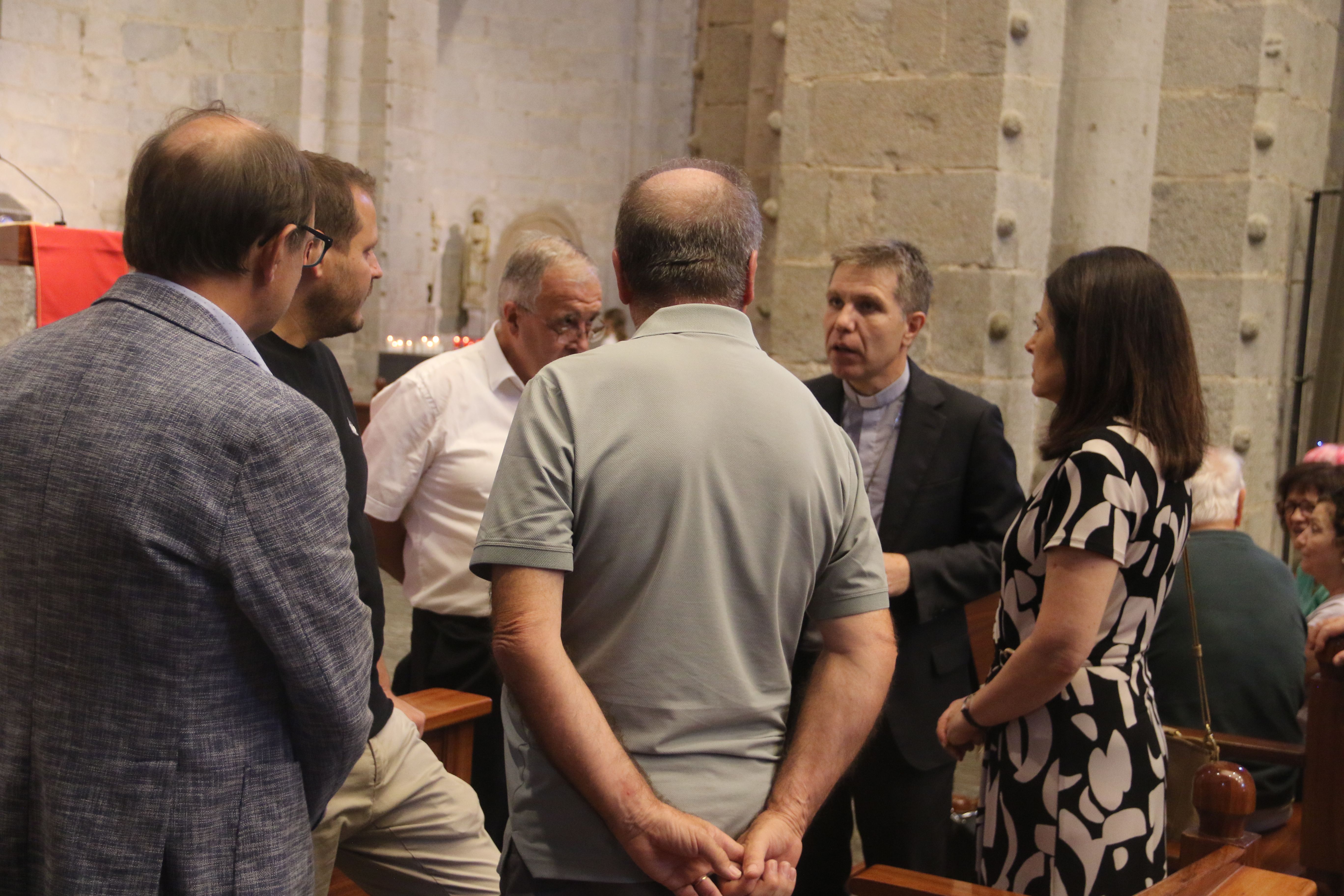 El bisbe Serrano parlant amb les primeres autoritats que han arribat. El bisbe Serrano parlant amb les primeres autoritats que han arribat.