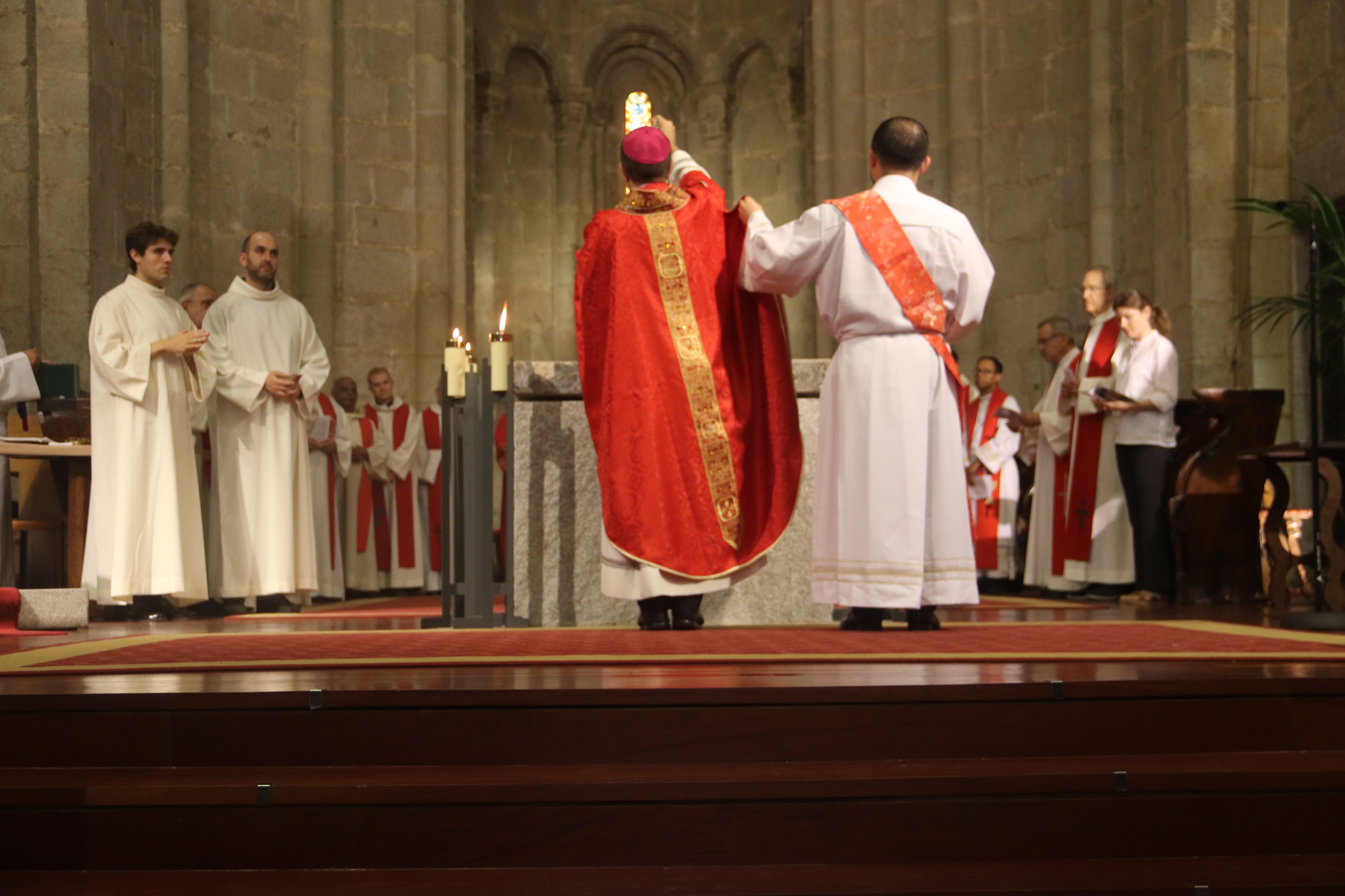 El bisbe ungint l'altar. El bisbe ungint l'altar.