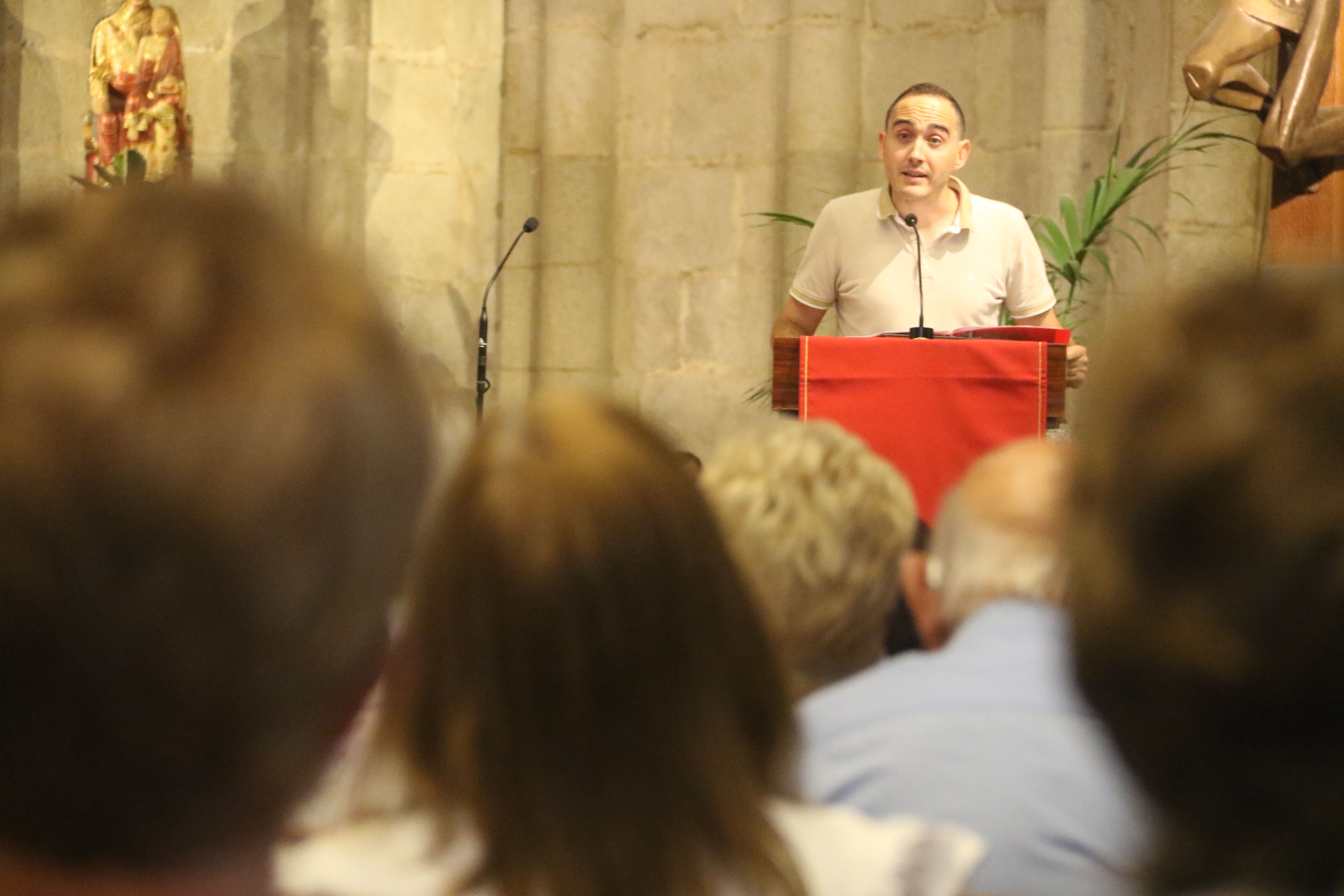 Intervenció del president de l'agrupació cultural del Milà i impulsor de l'homenatge, Xavier Pete. La portaveu del Sindicat, Rebeca Bonache.