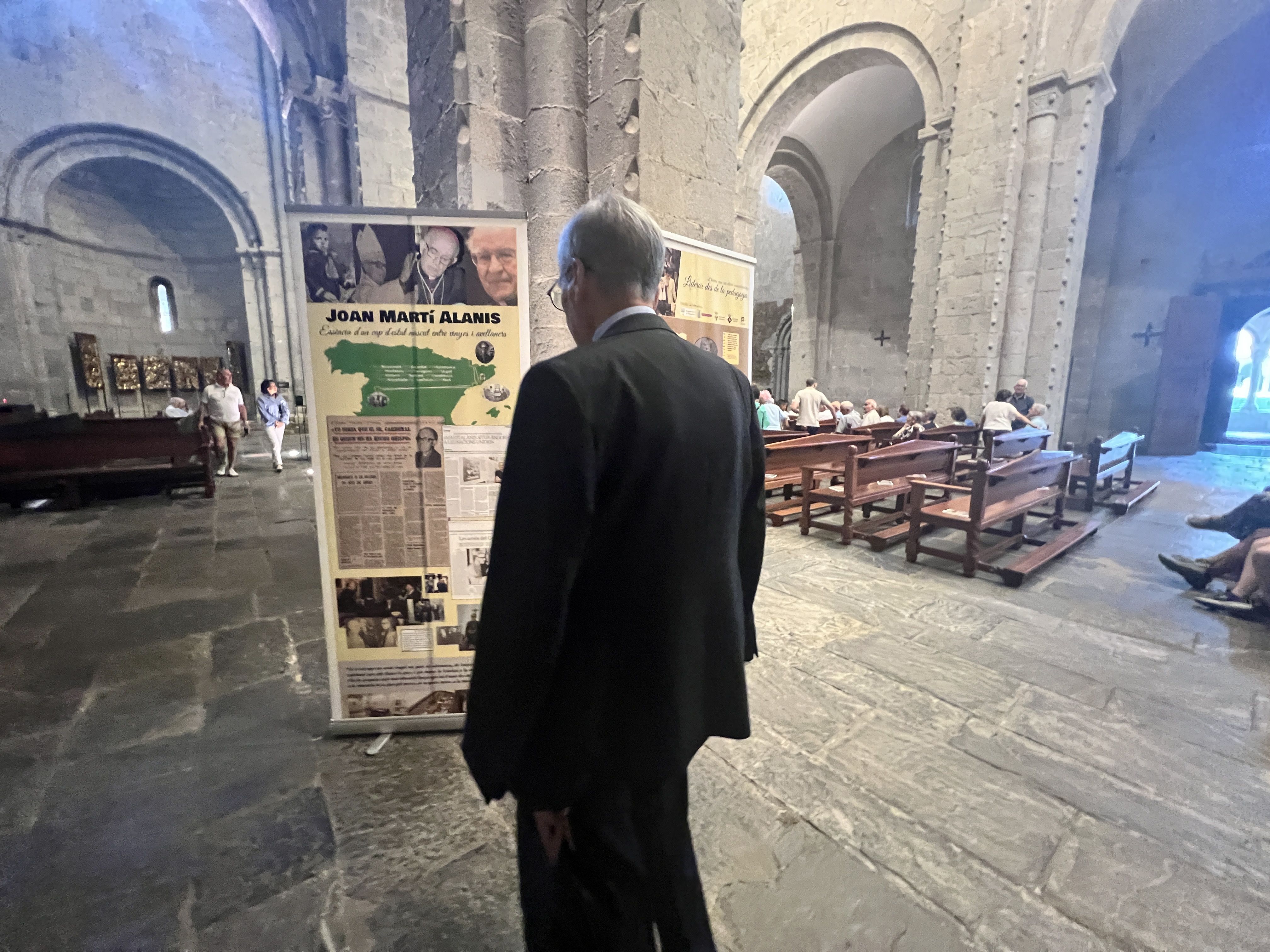 El vicari del bisbat d'Urgell Josep Maria Mauri llegint els plafons col·locats a l'entrada de la catedral aquest dissabte. El vicari del bisbat d'Urgell Josep Maria Mauri llegint els plafons col·locats a l'entrada de la catedral aquest dissabte.
