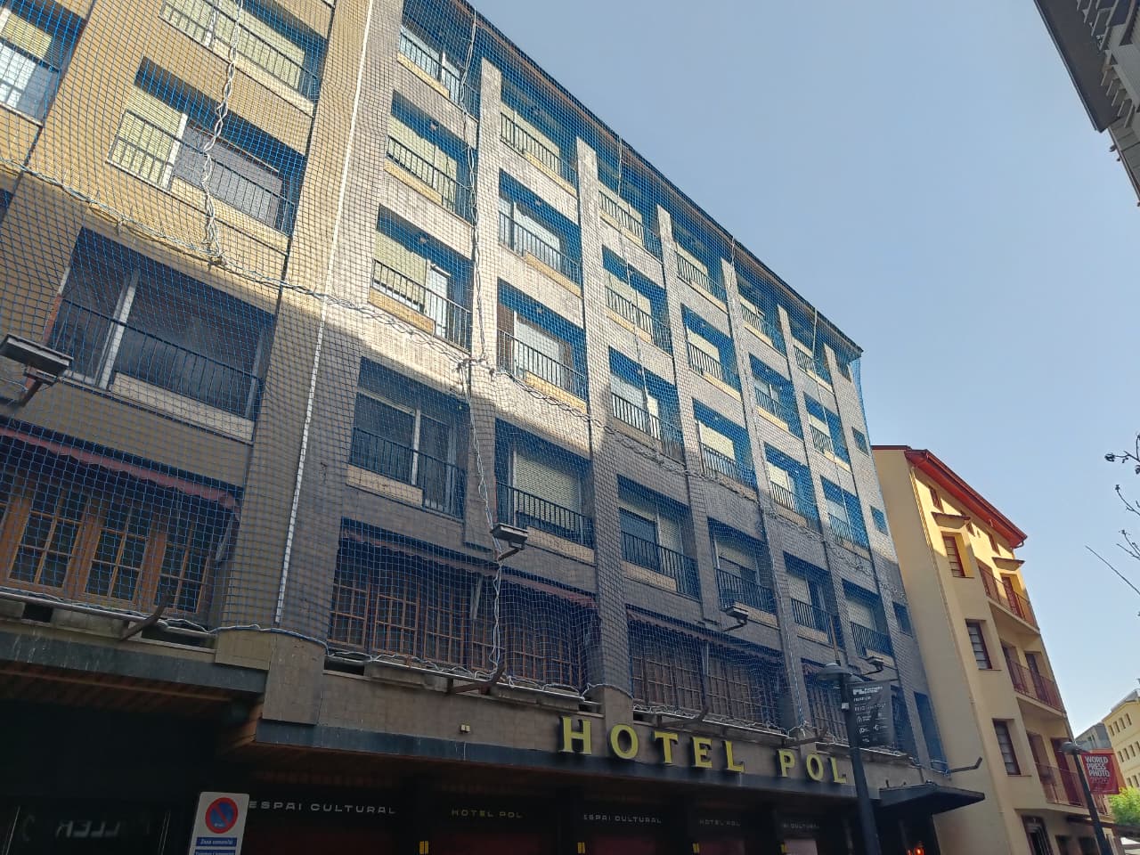 Una imatge de la façana de l'hotel Pol.