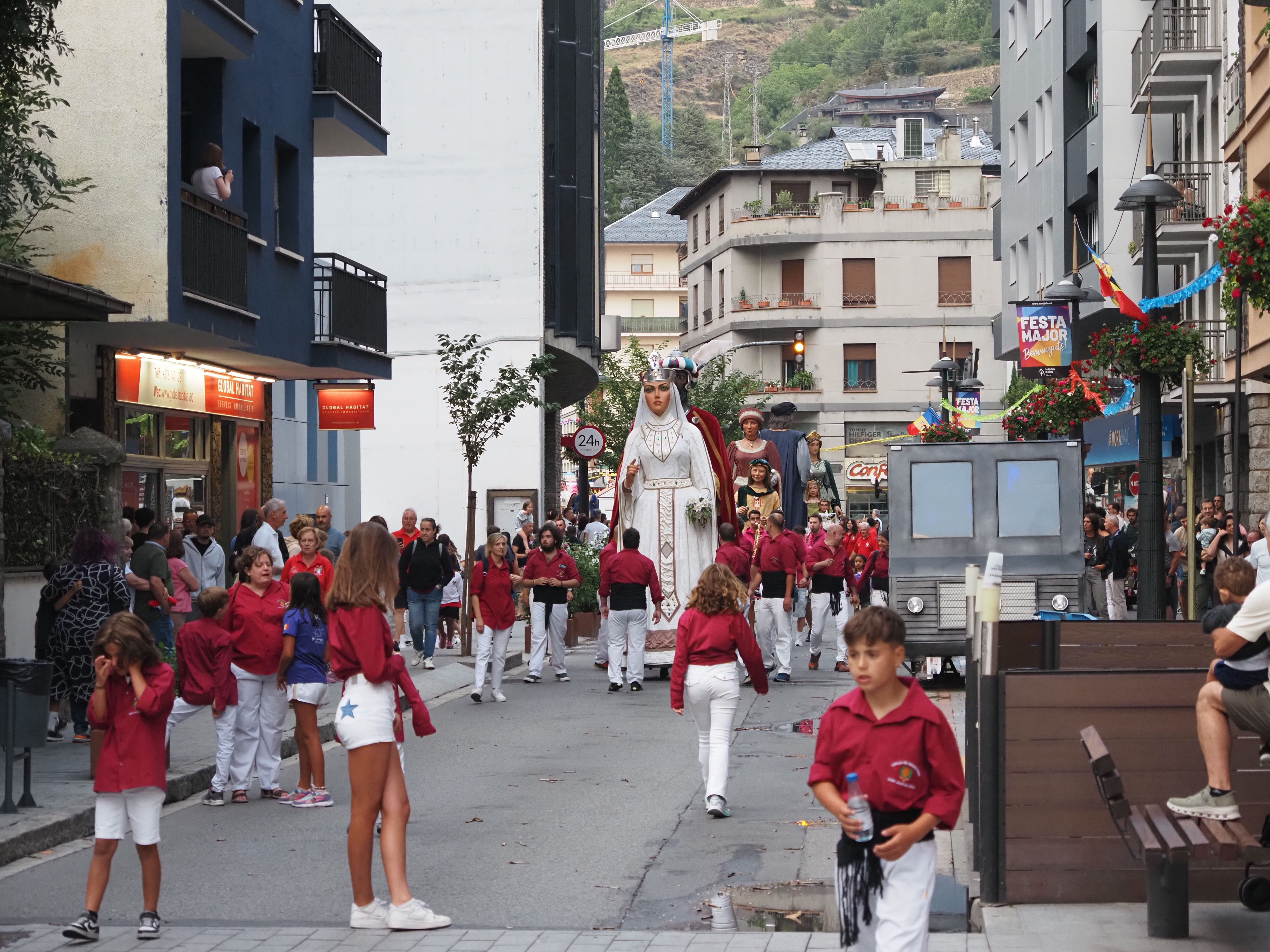 Els gegants abans d'arribar a la plaça Calonge. Els gegants abans d'arribar a la plaça Calonge.