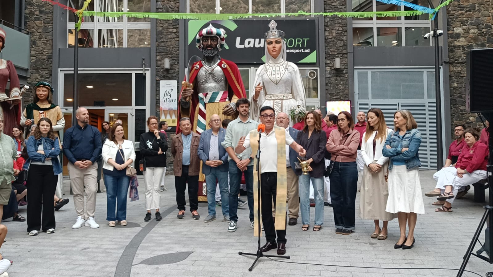 Mossèn Pepe fent la benedicció de la plaça. Mossèn Pepe fent la benedicció de la plaça.