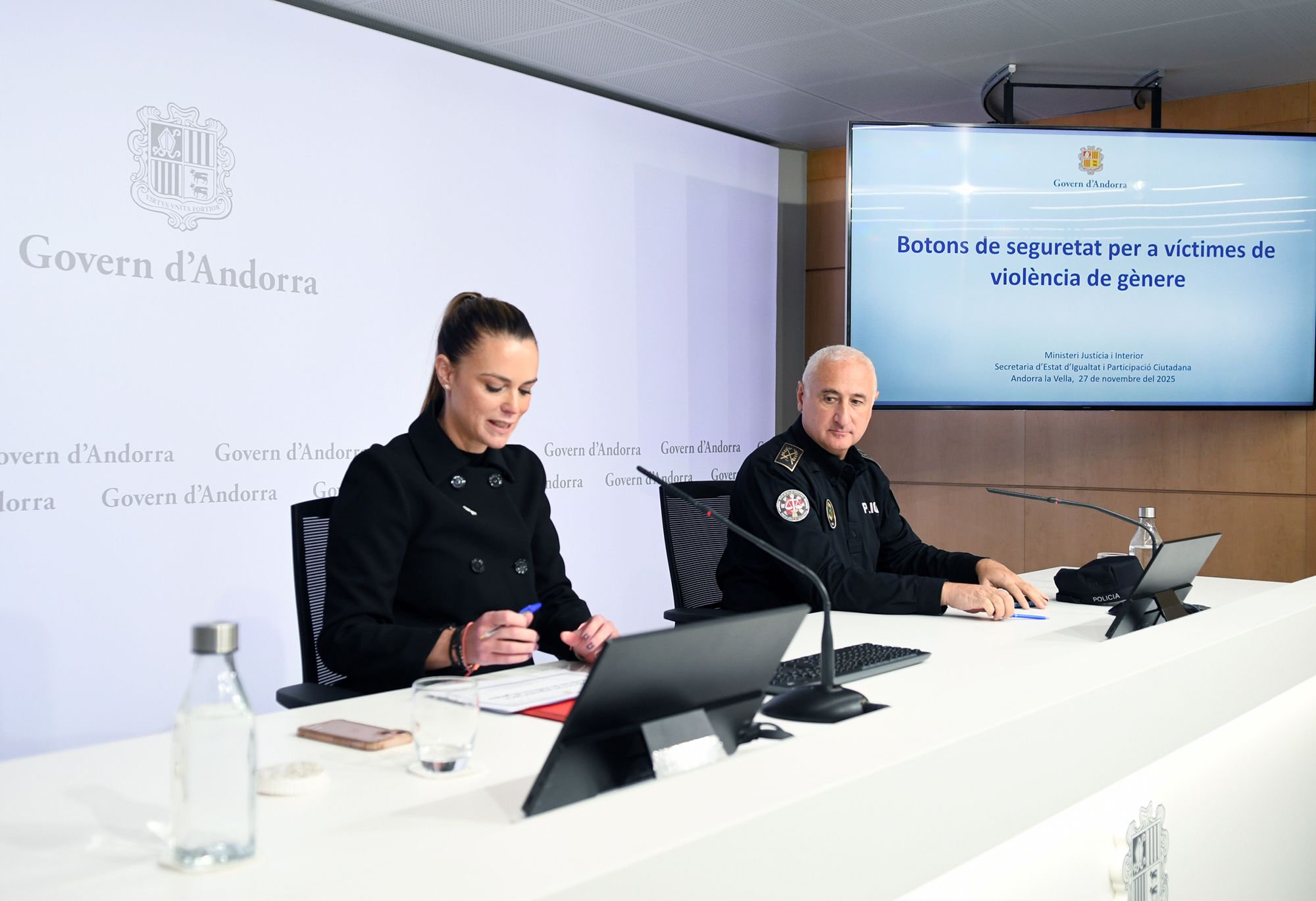 Mariona Cadena i Toni Rodríguez durant la presentació del botó de seguretat.