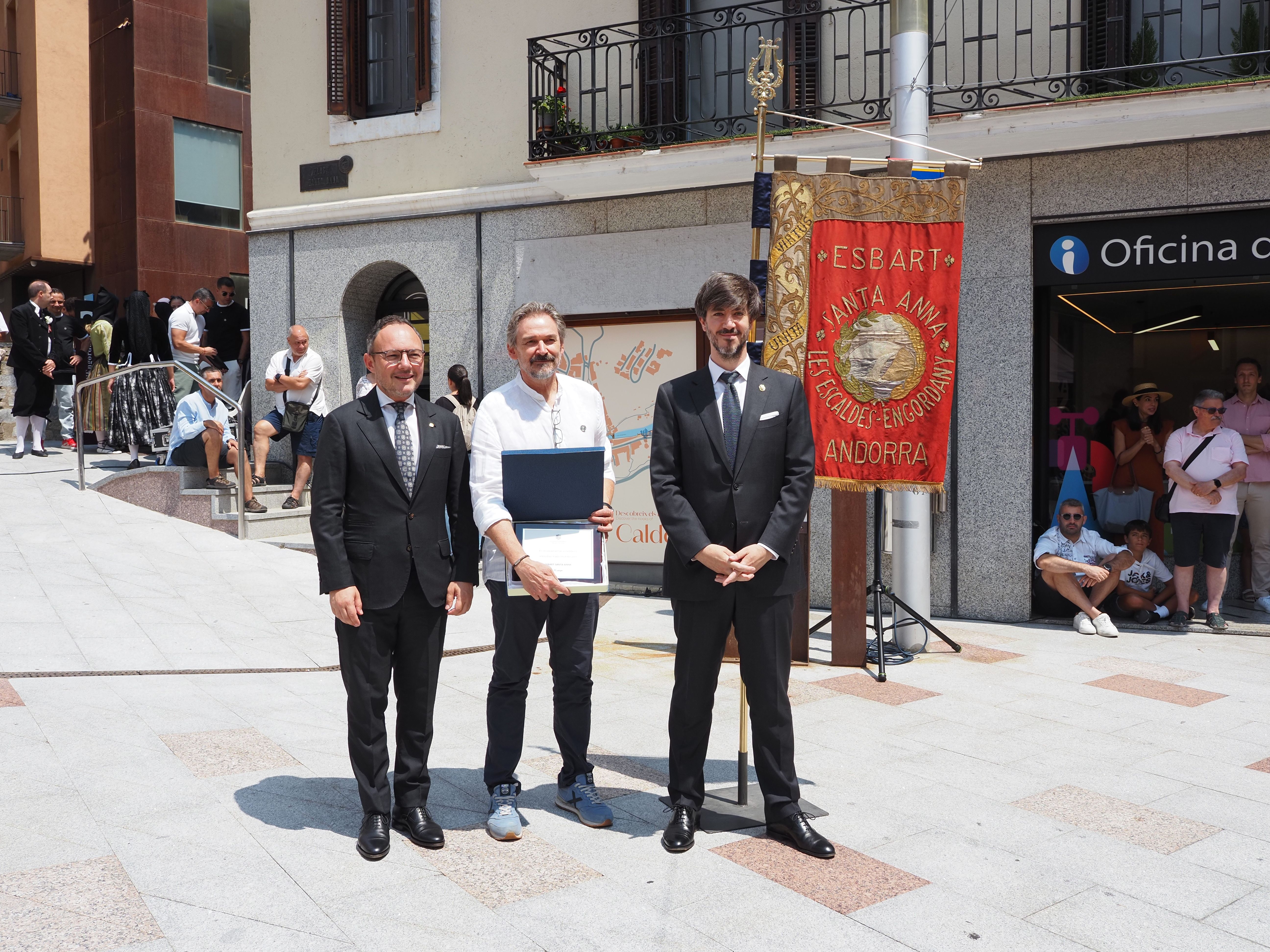 Espot i Ensenyat amb el president de l'esbart, Manel Rodríguez. // M. P. La portaveu del Sindicat, Rebeca Bonache.