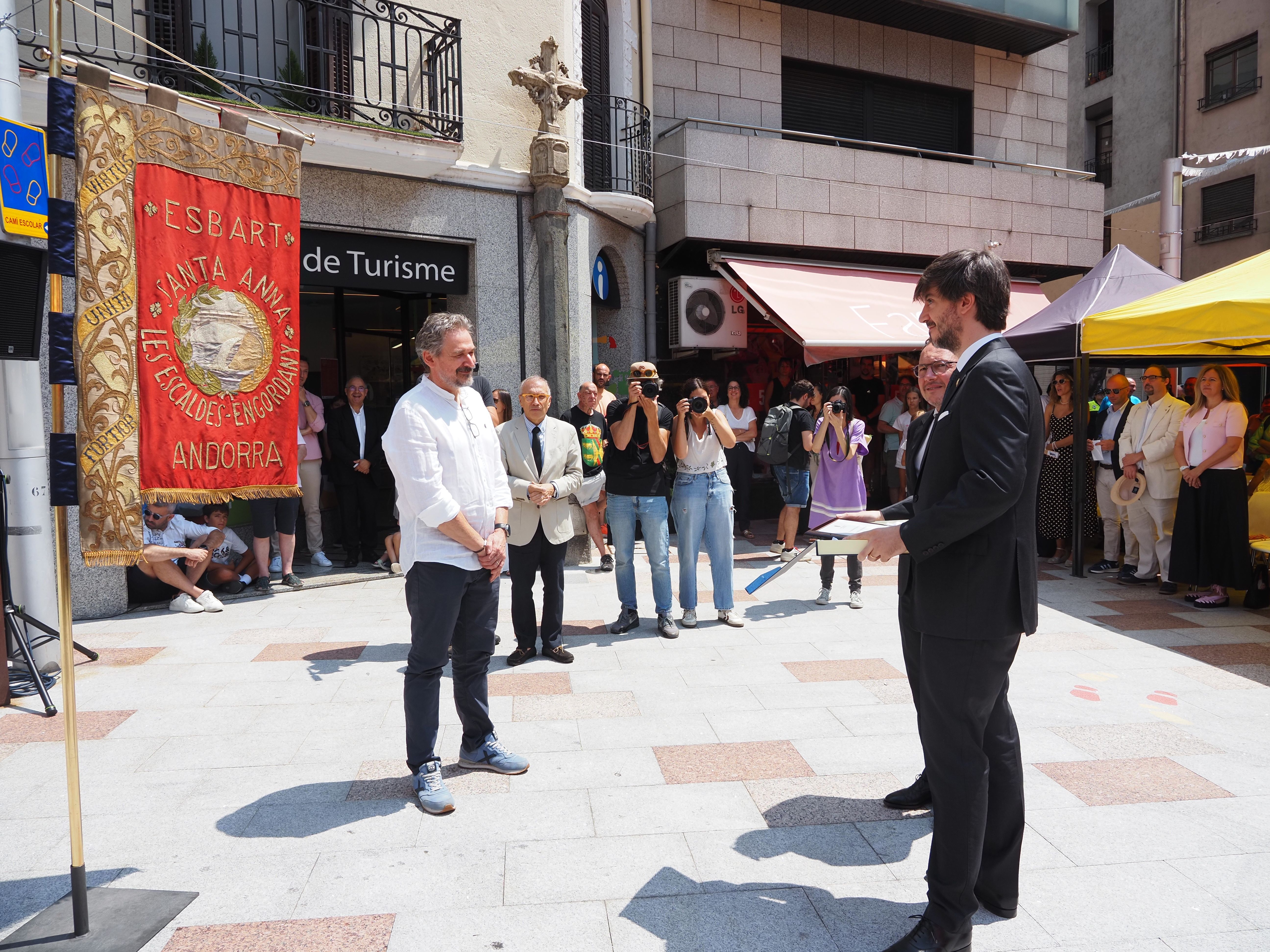 Ensenyat i Espot entreguen una placa a l'esbart Santa Anna. Ensenyat i Espot entreguen una placa a l'esbart Santa Anna.