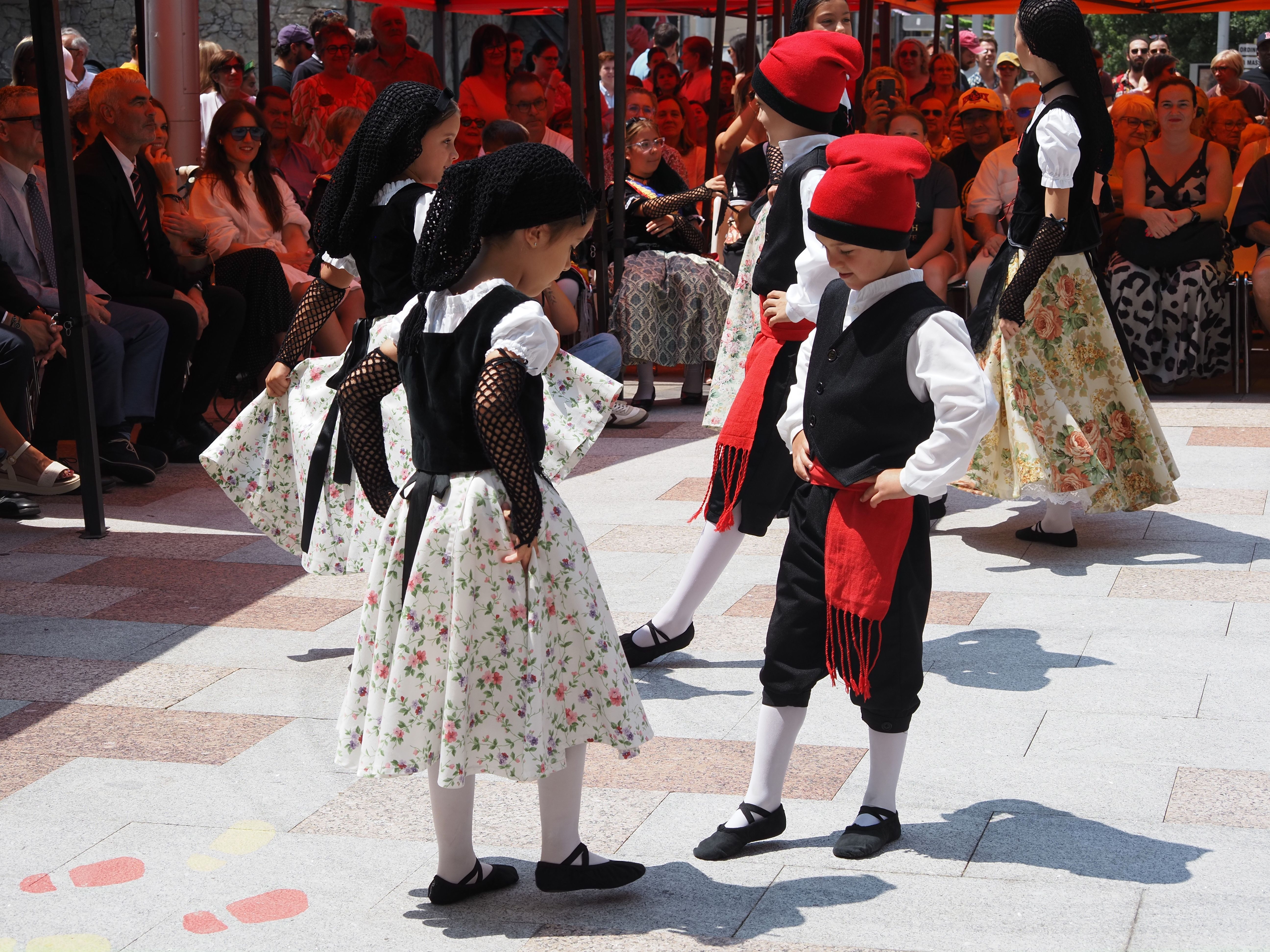 Els més petits també han participat a la ballada. Els més petits també han participat a la ballada.