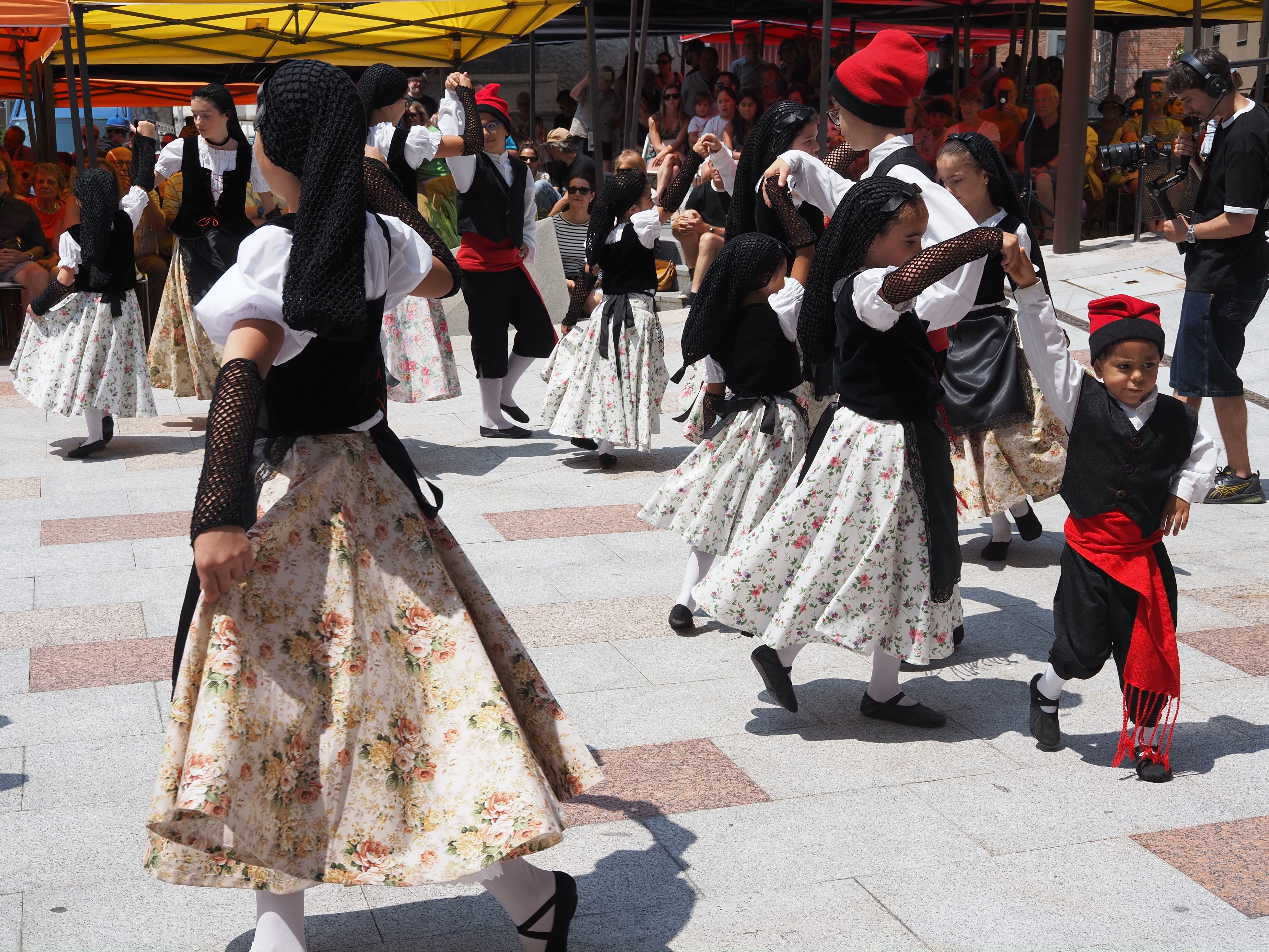 Els més petits també han participat a la ballada. Els més petits també han participat a la ballada.