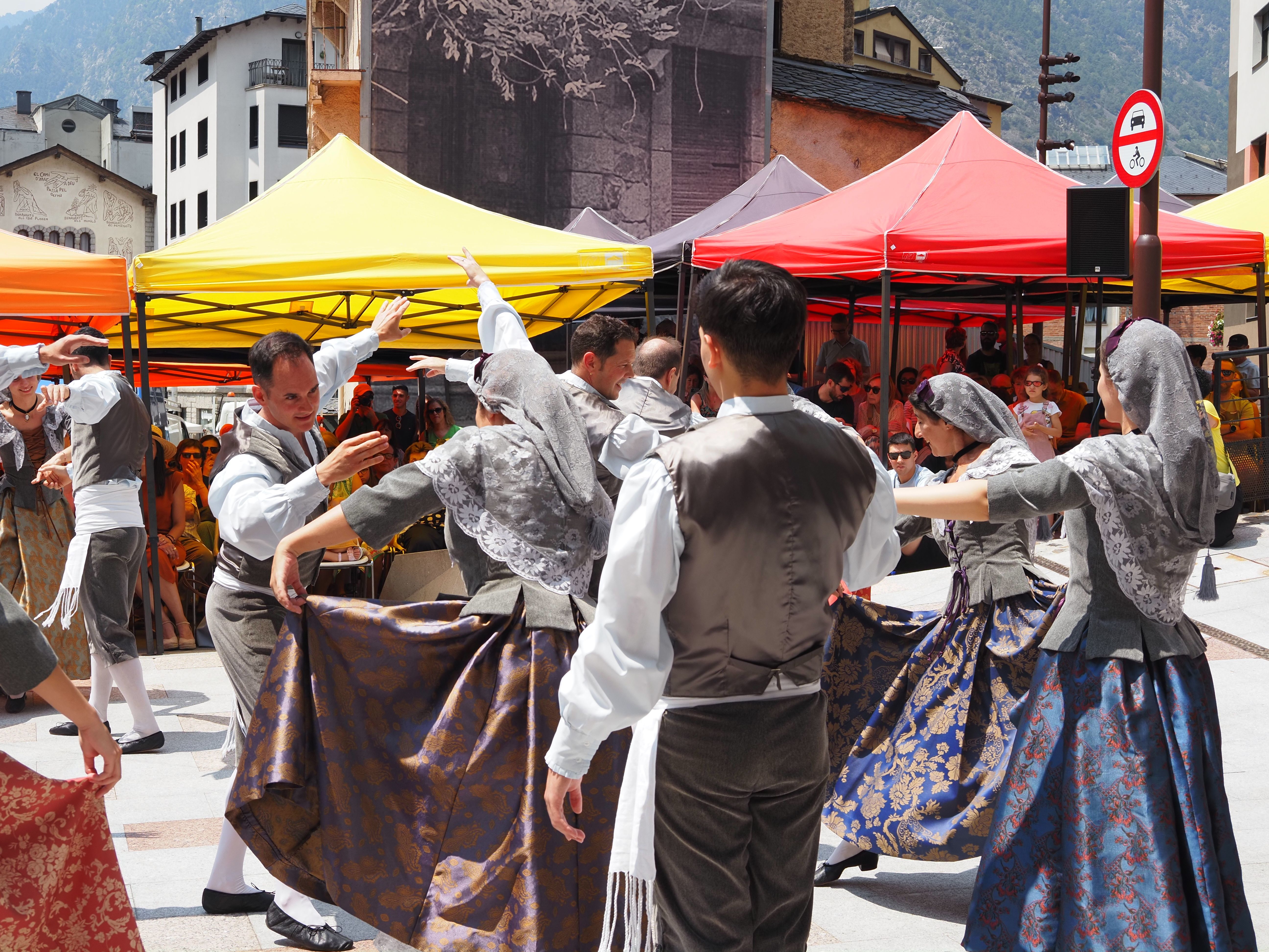 El ball de Santa Anna dansat per l'esbart. El ball de Santa Anna dansat per l'esbart.