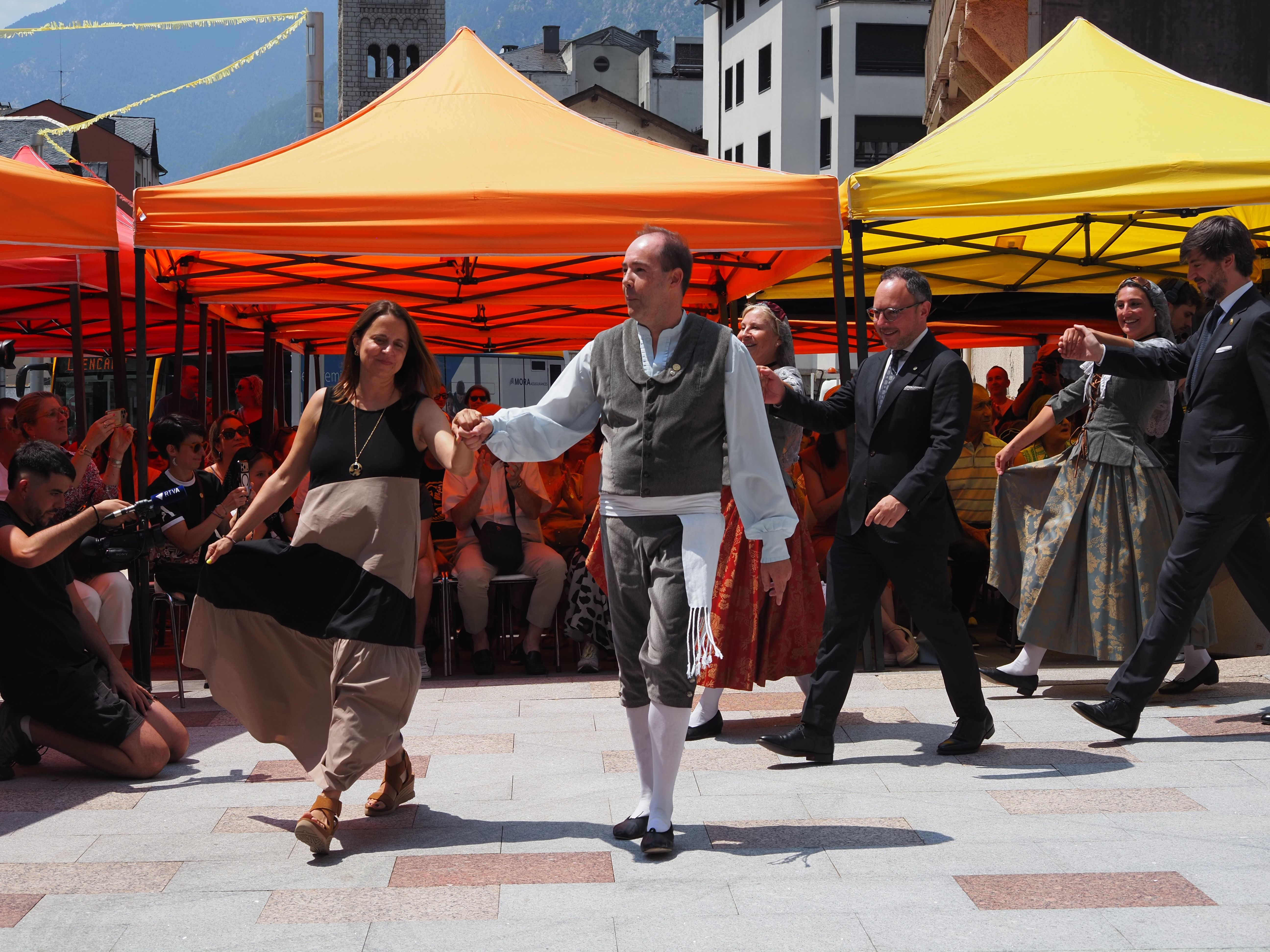 Com és tradició, les autoritats també han sortit a ballar. Com és tradició, les autoritats també han sortit a ballar.