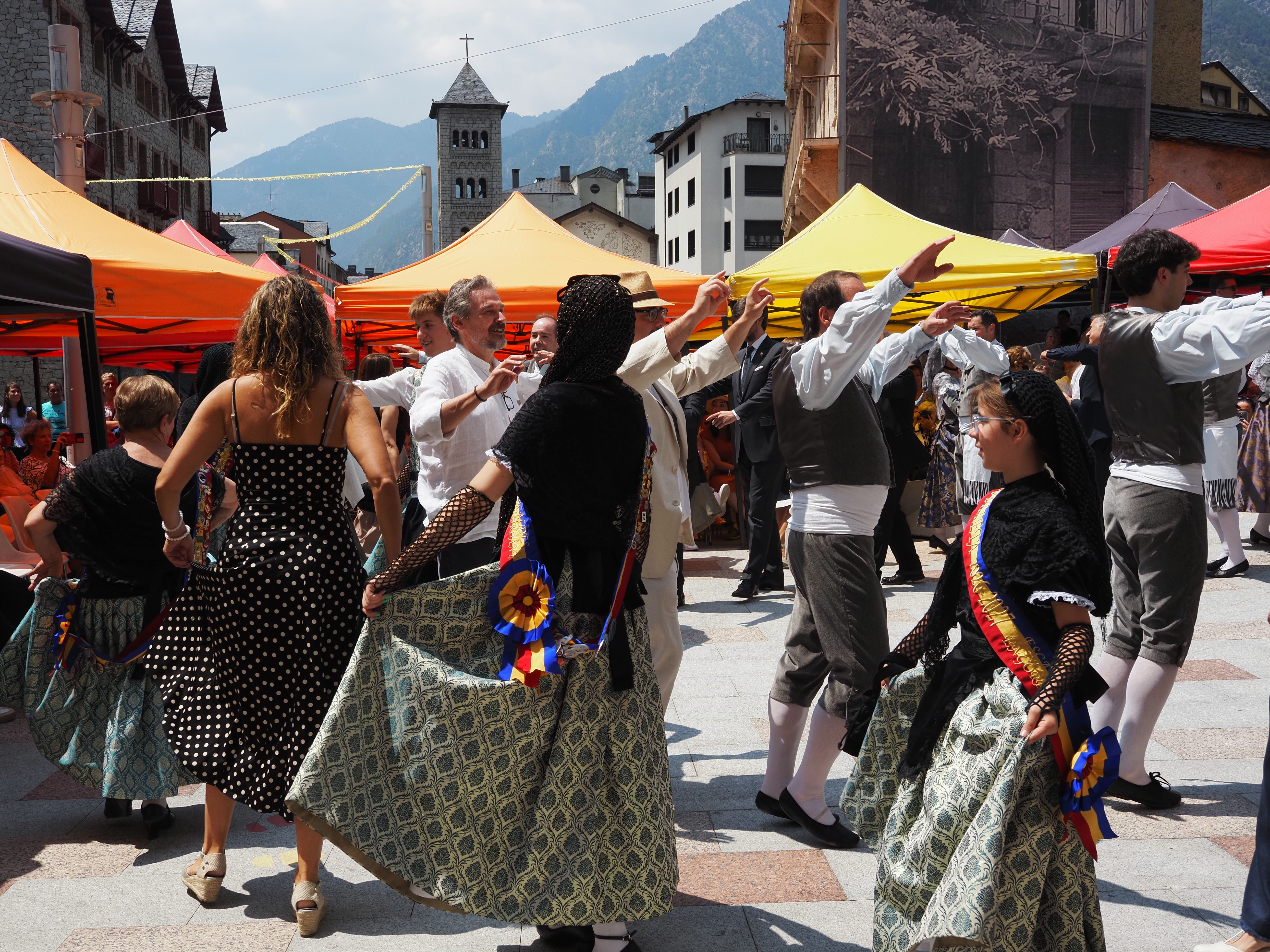 Com és tradició, les autoritats també han sortit a ballar. Com és tradició, les autoritats també han sortit a ballar.