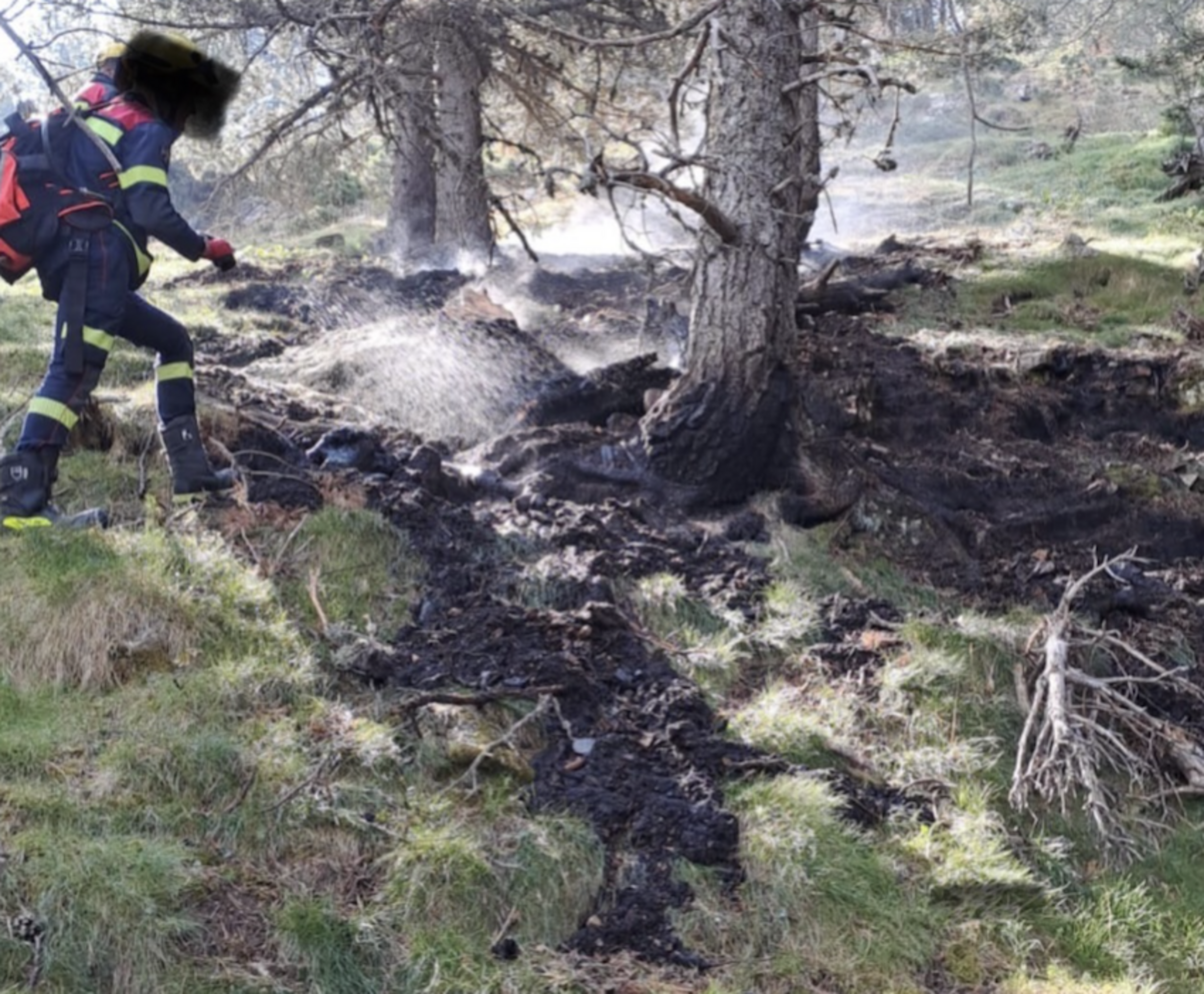 Un bomber a la zona on s'ha detectat el foc a prop de refugi de Collet Martí. // Bombers Un bomber a la zona on s'ha detectat el foc a prop de refugi de Collet Martí. // Bombers