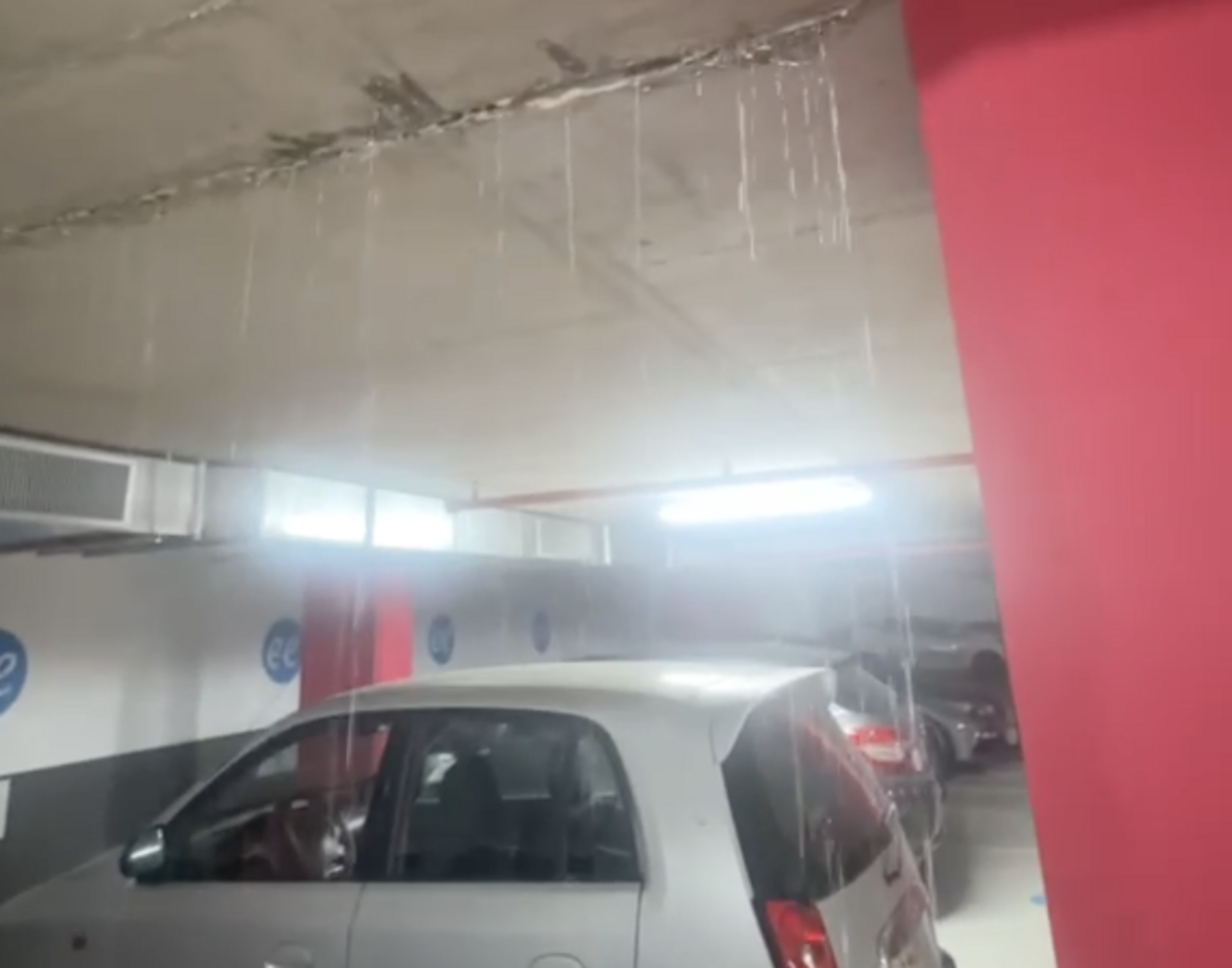 Imatge de les goteres que hi havia a l'interior de l'aparcament.