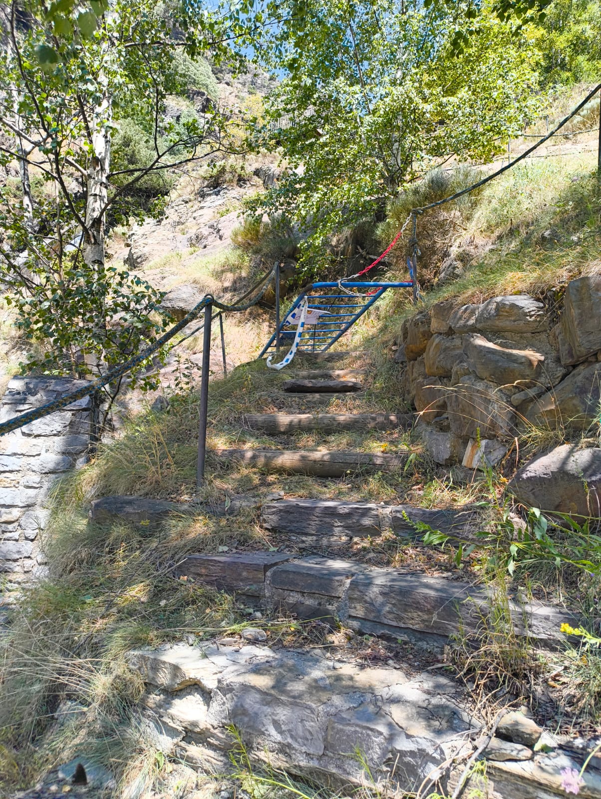 Cadenes que impdeixen el pas i que ja estan mig fetes malbé pel pas del temps. Cadenes que impdeixen el pas i que ja estan mig fetes malbé pel pas del temps.