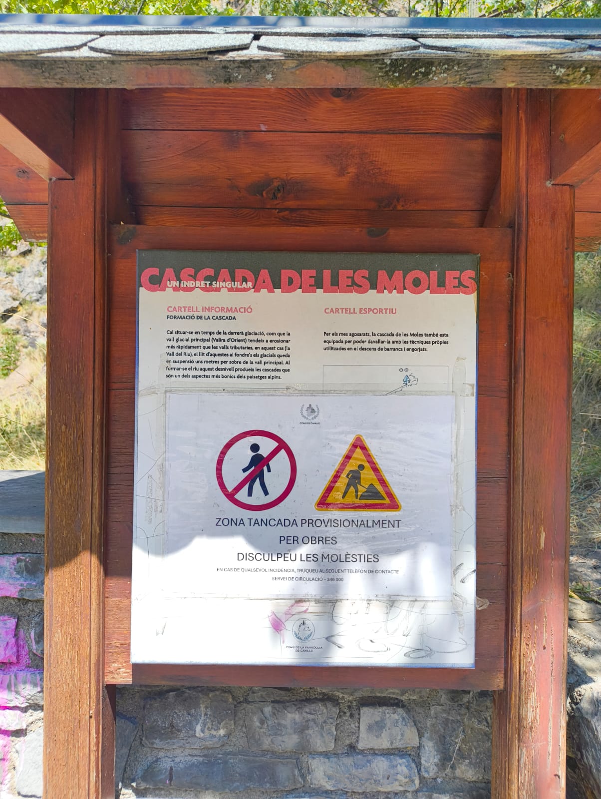Un cartell que avisa del tancament d la zona. Un cartell que avisa del tancament d la zona.