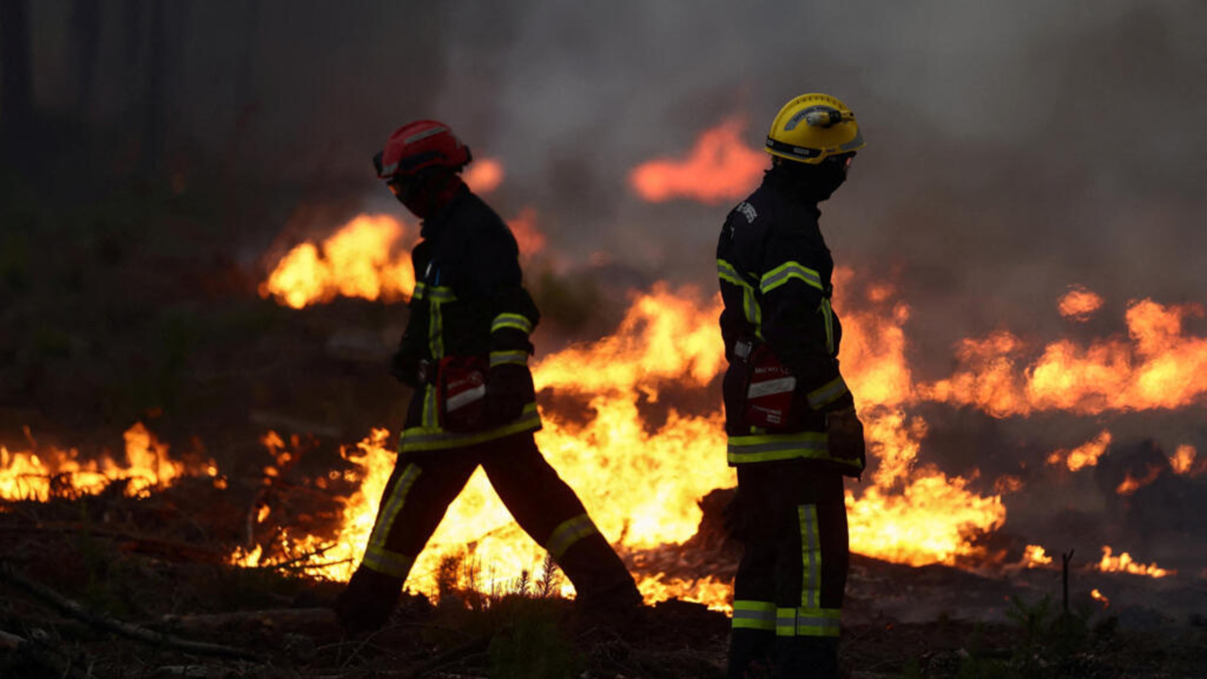 Dos bombers francesos impotents davant l'avançament de les flames. Dos bombers francesos impotents davant l'avançament de les flames.