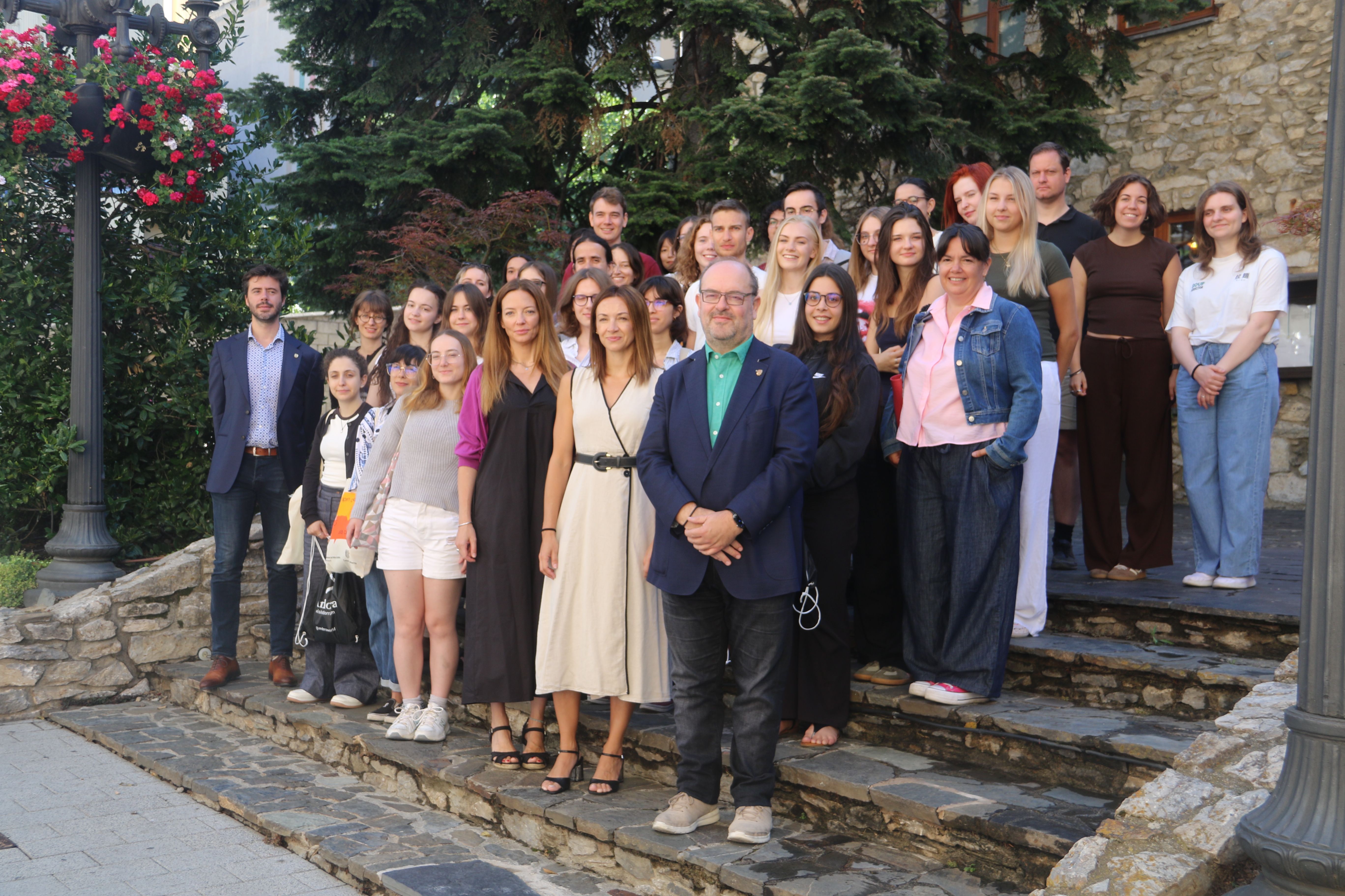 Una foto de grup dels participants al campus amb professors i autoritats. Una foto de grup dels participants al campus amb professors i autoritats.