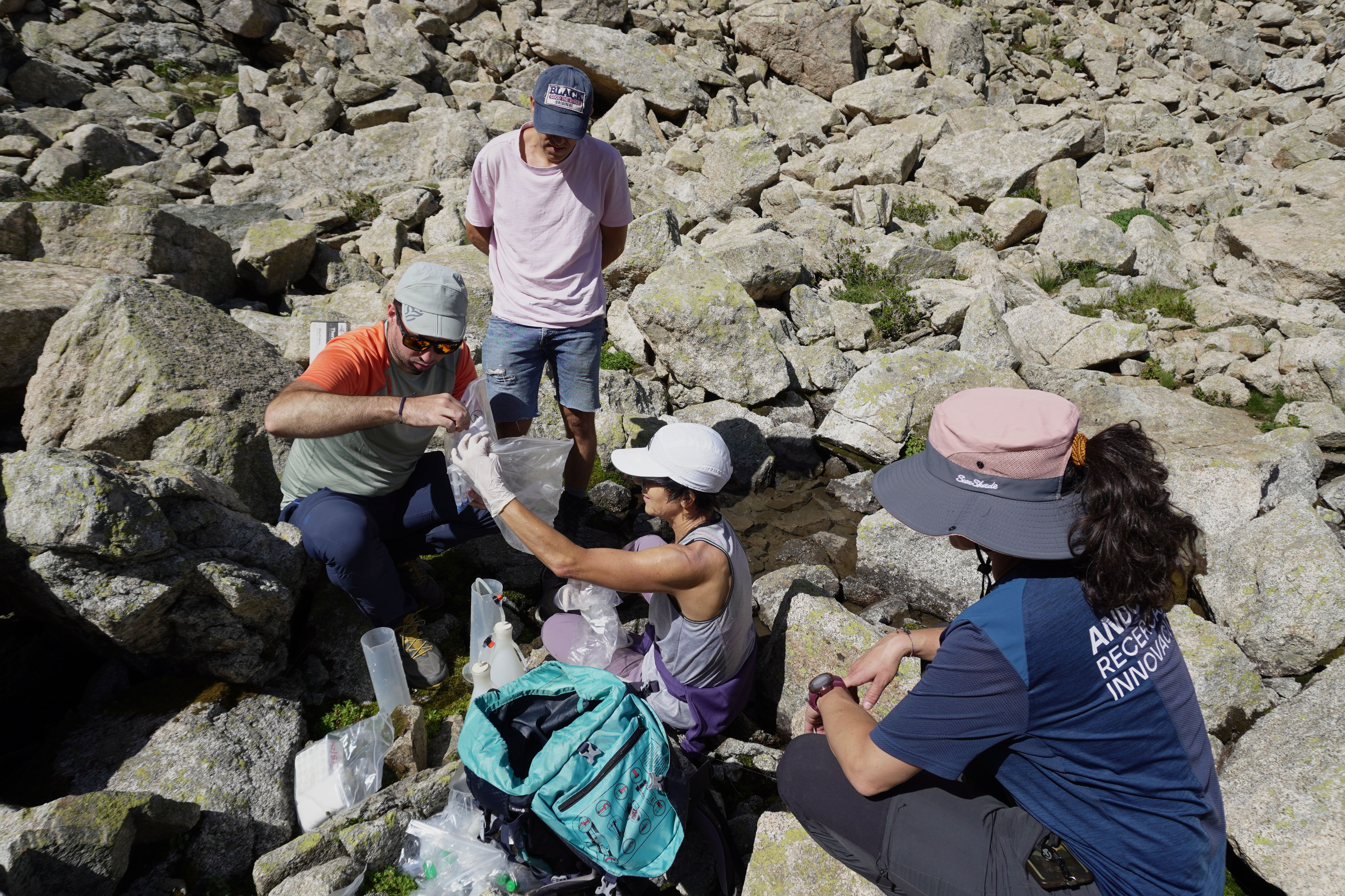 Un equip d'investigadors treballant en el projecte Permapyrenees per confirmar la presència de permagel al país.