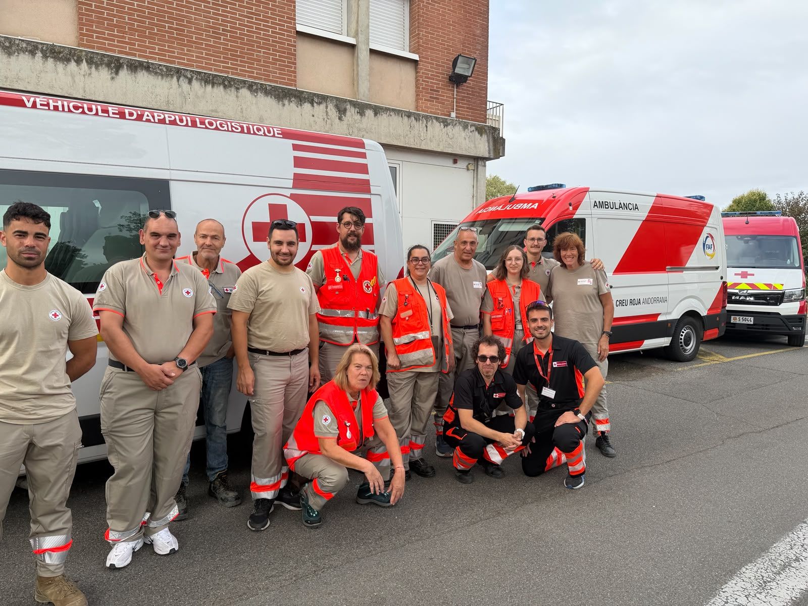 Vehicles i voluntaris de la Creu Roja Andorrana ja integrats en els equips de logística sobre el terreny, a la Gironda.