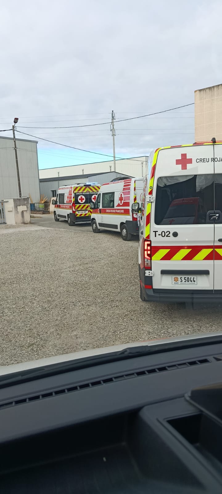 Un vehicle de la Creu Roja andorrana en el comboi a la Gironda. La portaveu del Sindicat, Rebeca Bonache.