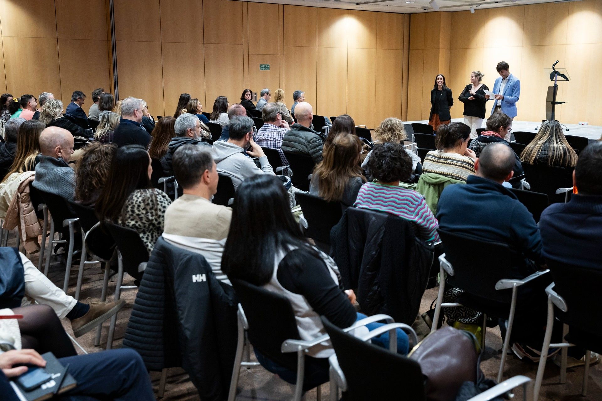 Treballadors del comú en un acte amb membres de la majoria.