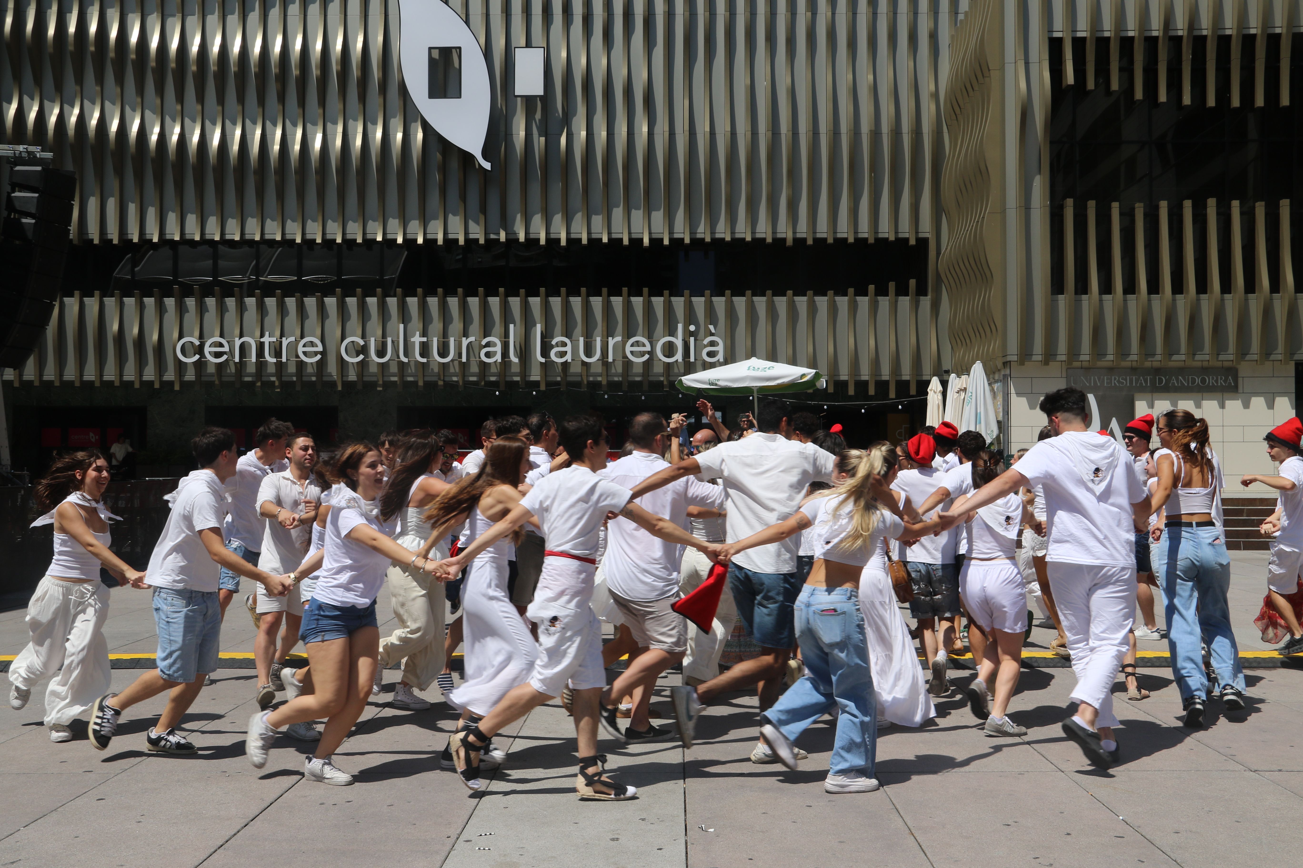 Els joves de la Passa gaudint a la plaça Germandat.
