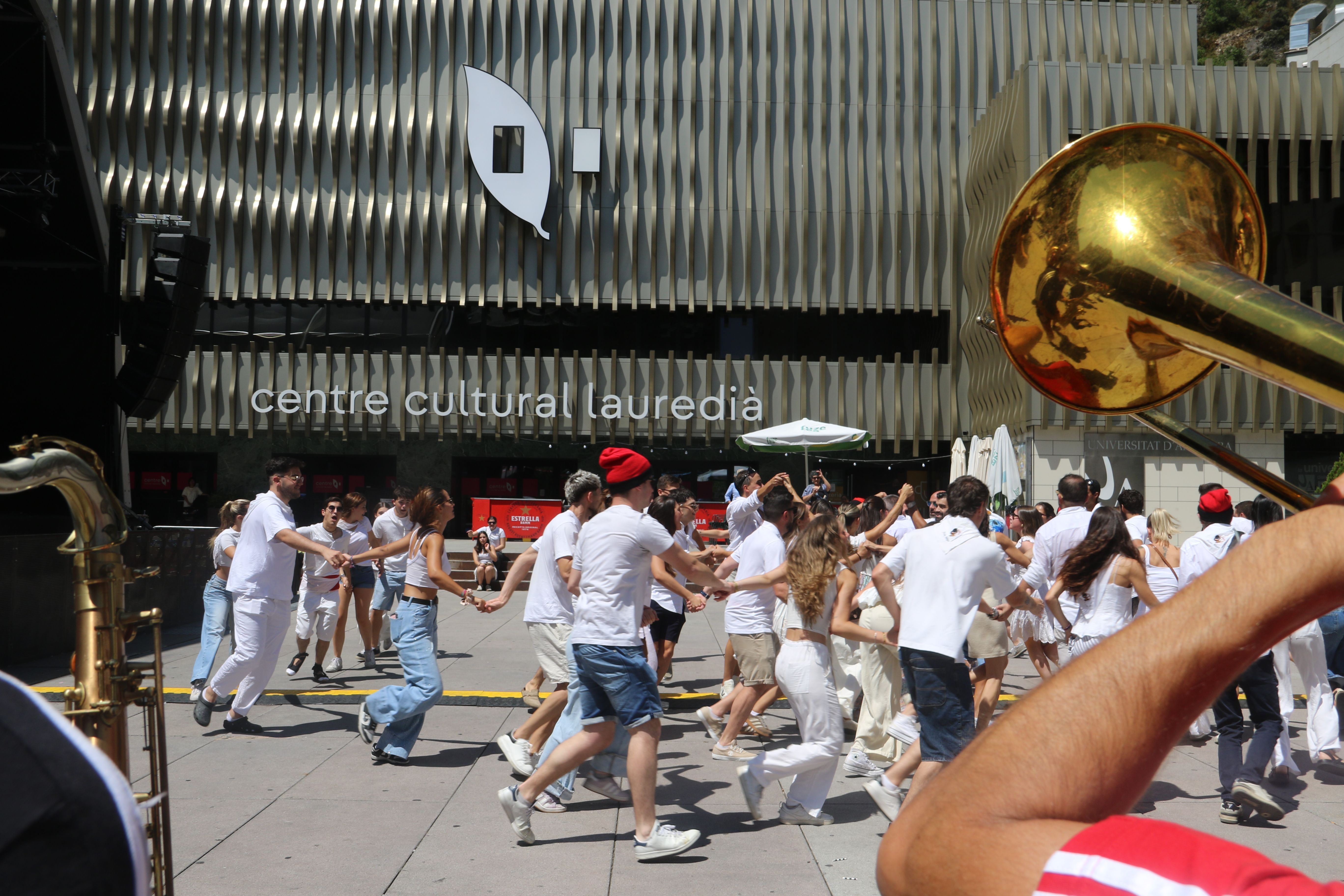 Els joves de la Passa gaudint a la plaça Germandat.