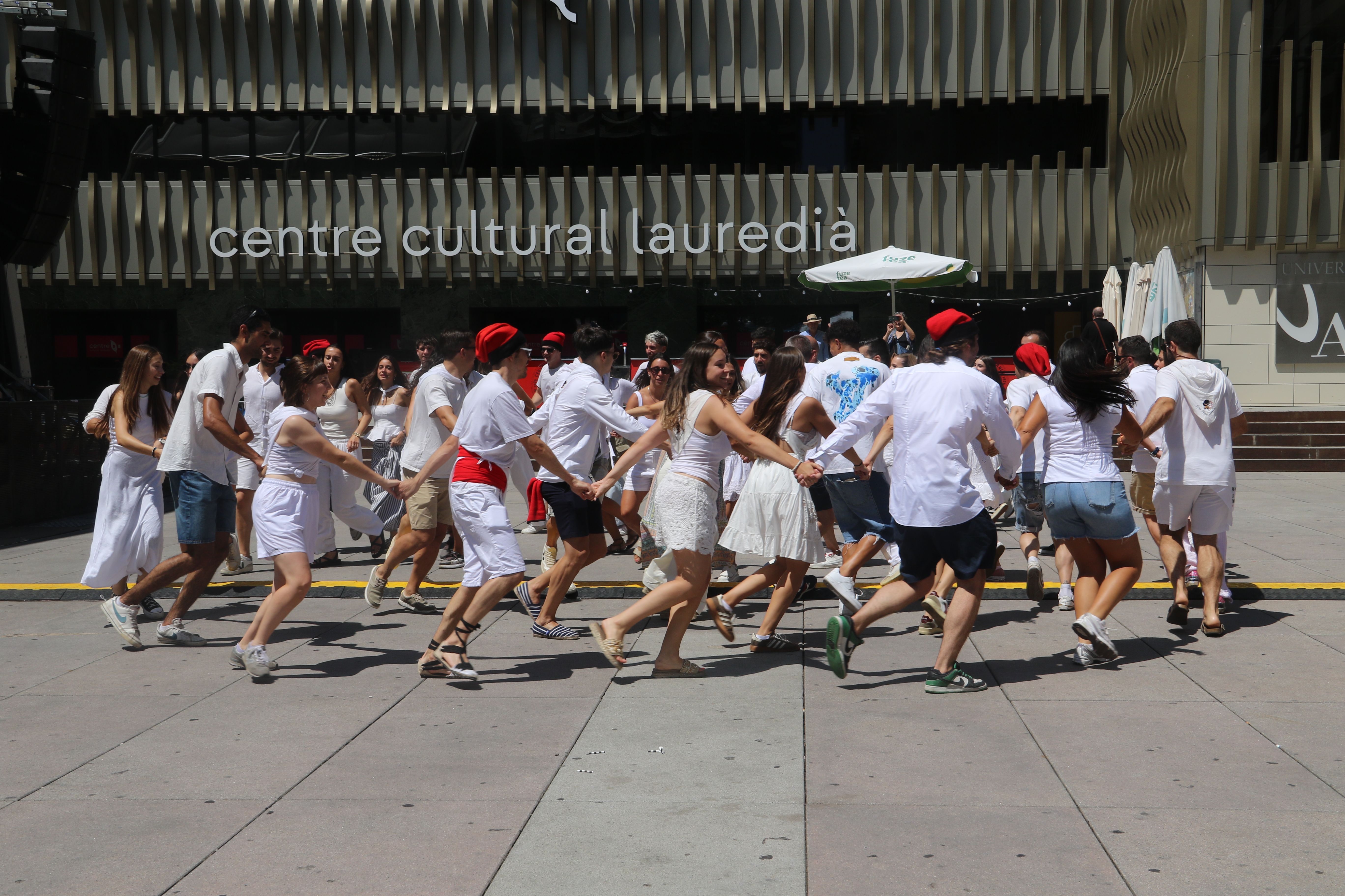 Els joves de la Passa gaudint a la plaça Germandat.