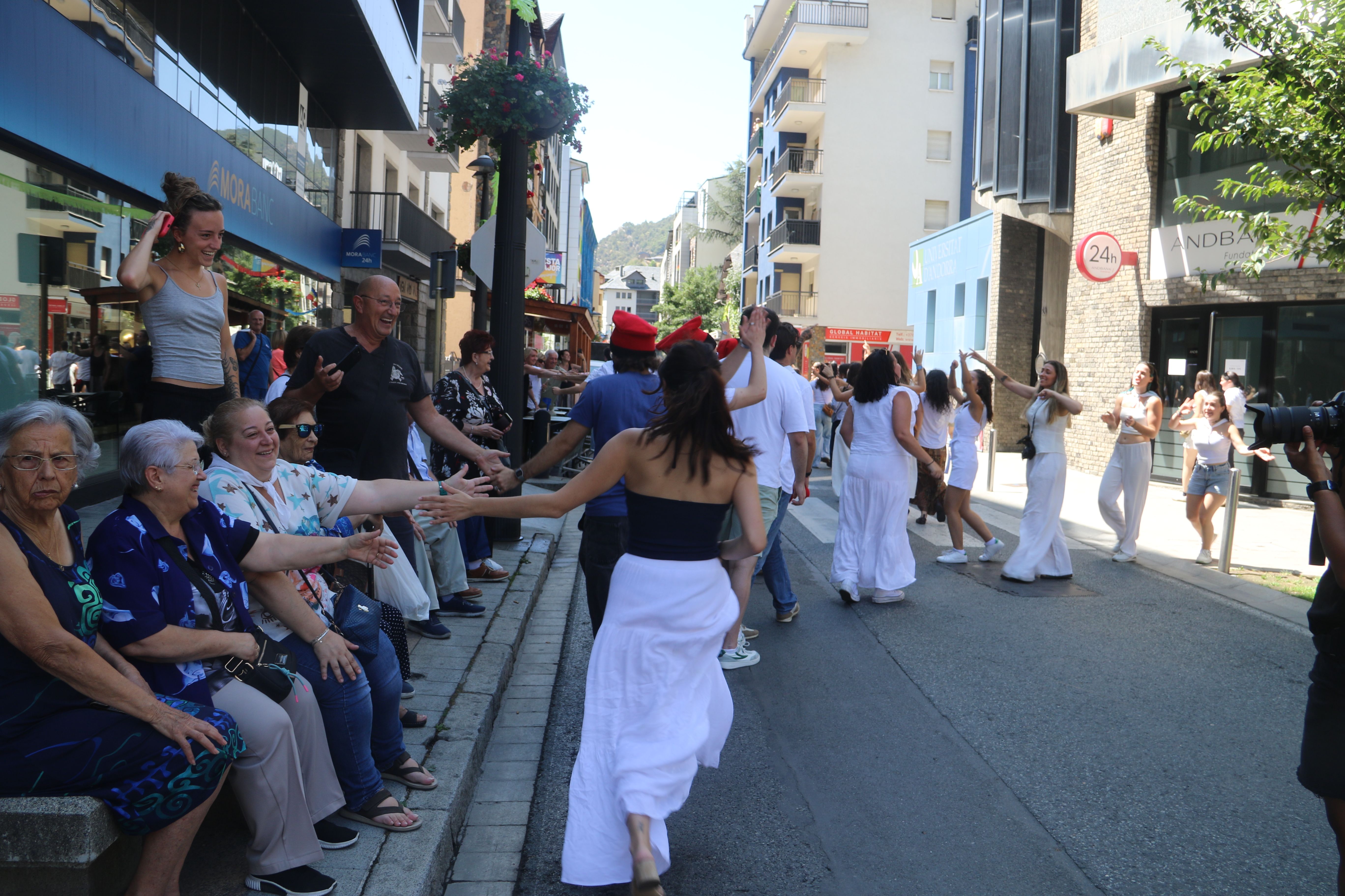 Sardanes a la plaça Major.