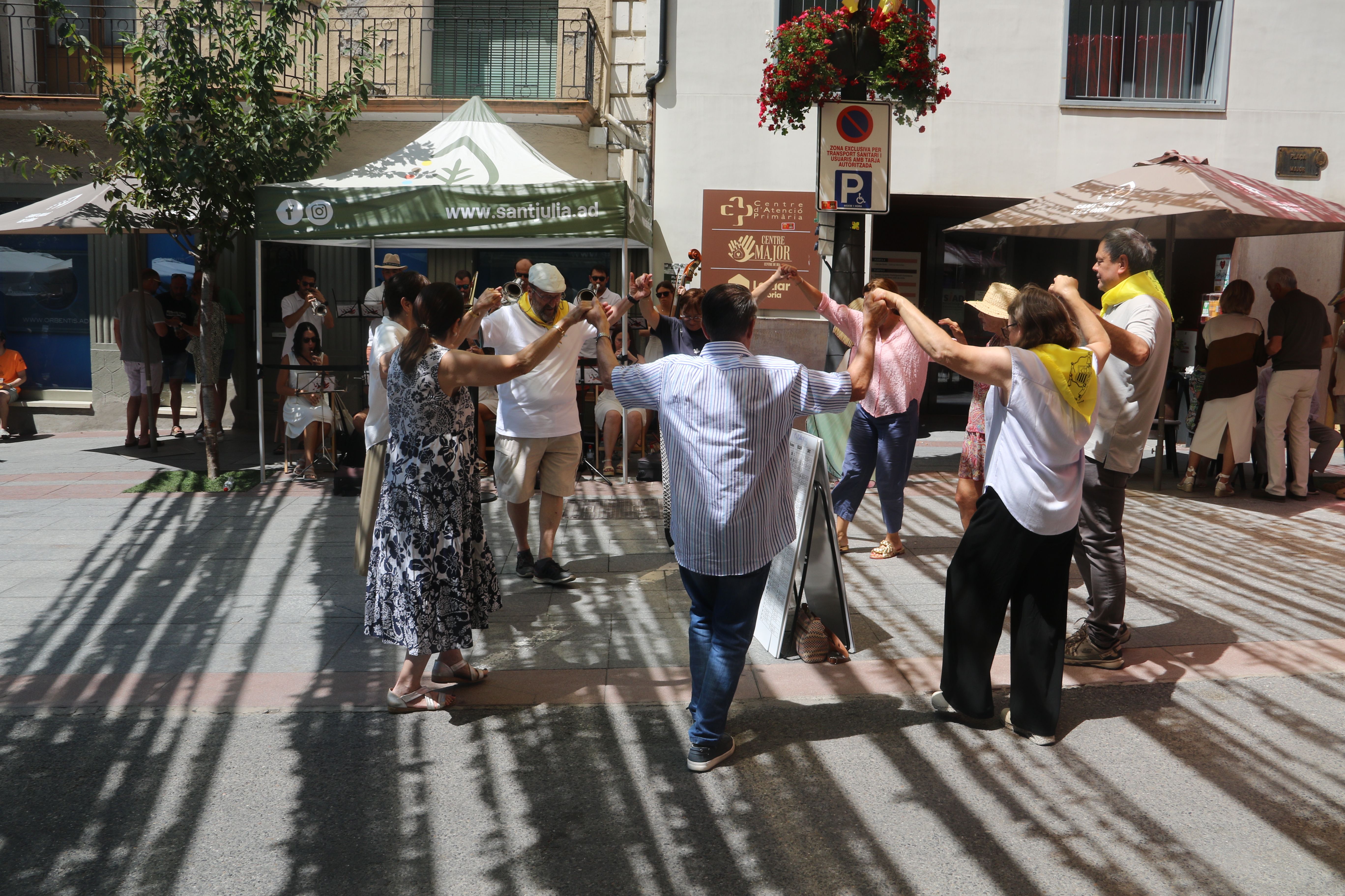 Sardanes a la plaça Major.