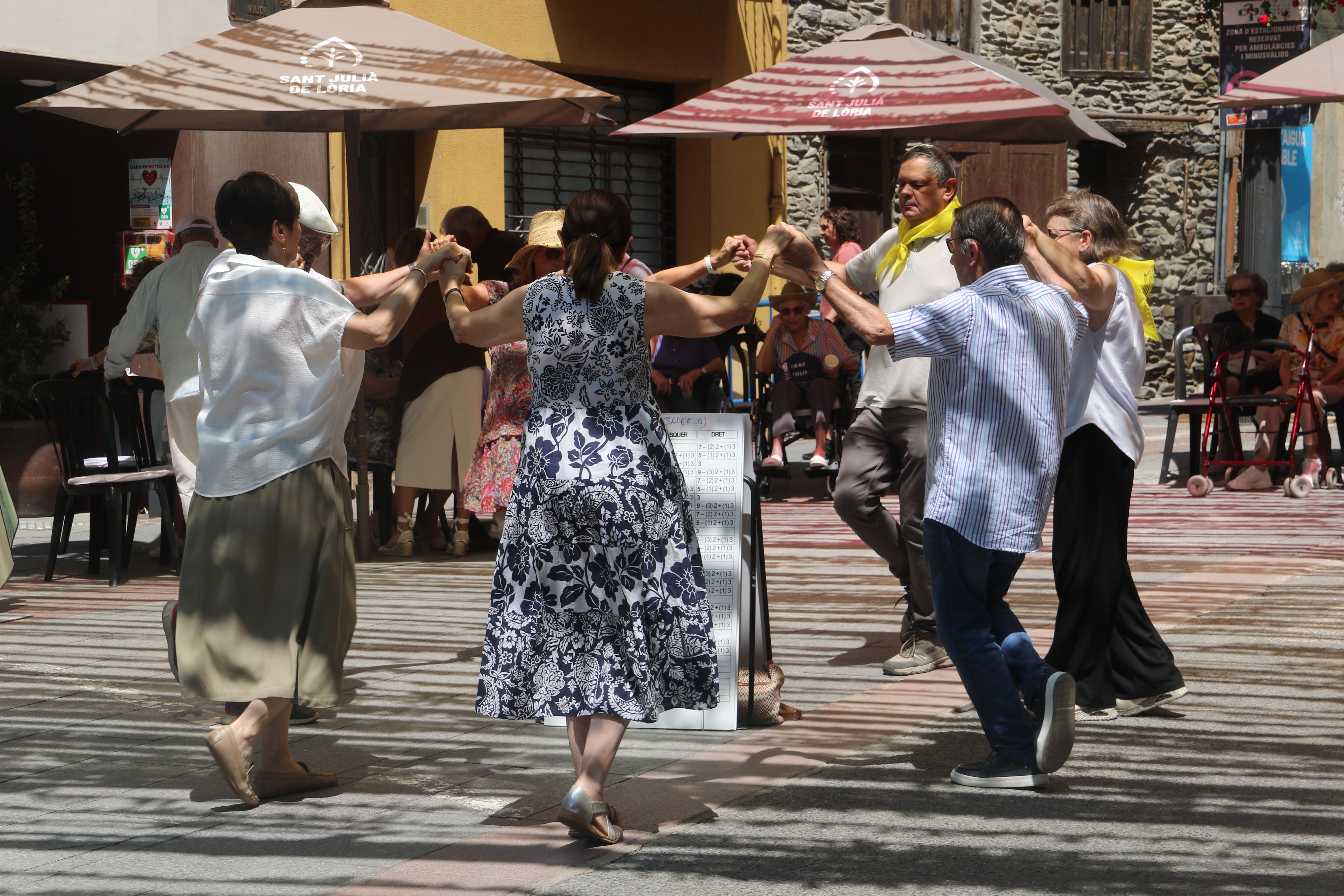 Sardanes a la plaça Major.