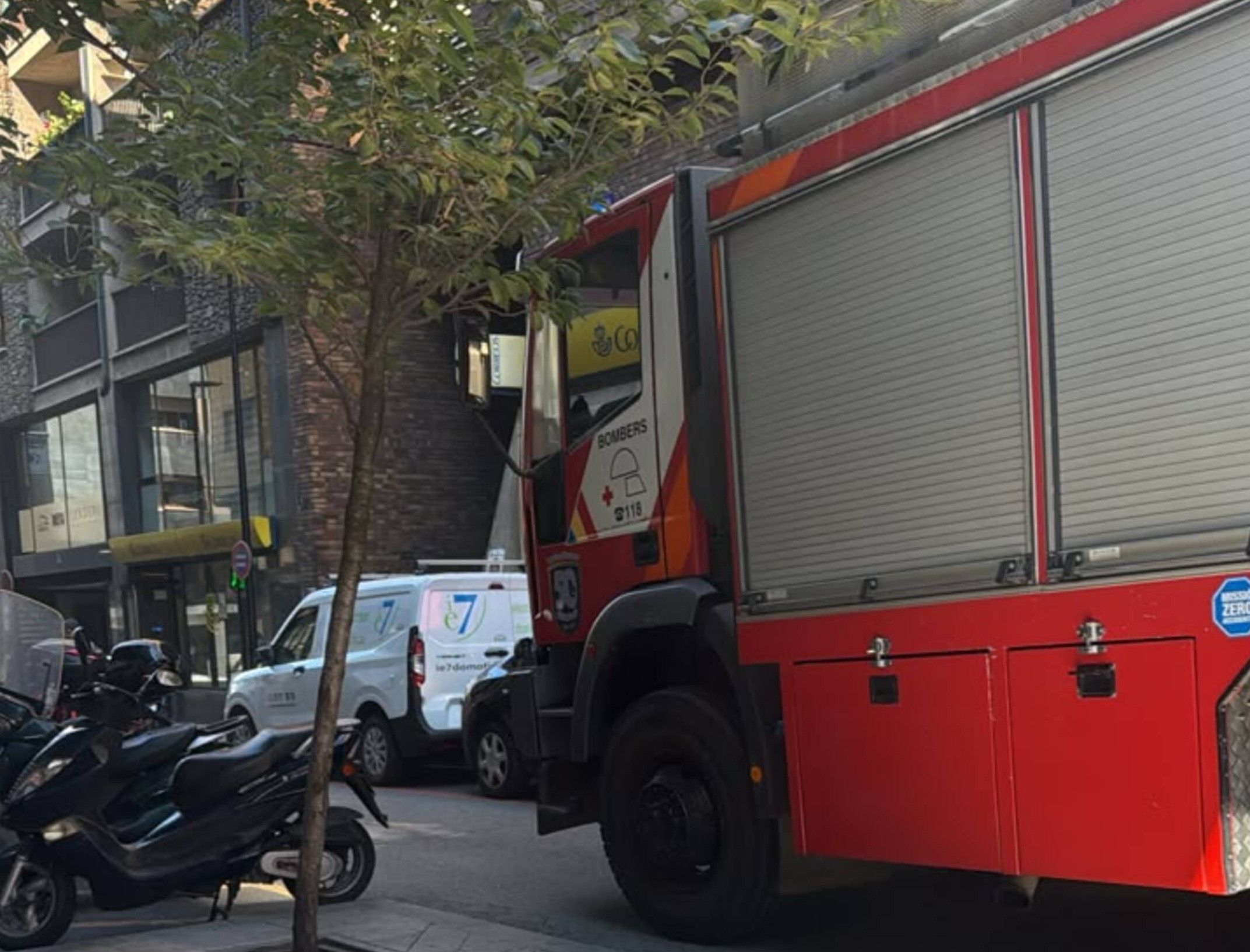 Intervenció dels bombers per una taca d’oli al carrer de l’Aigüeta.