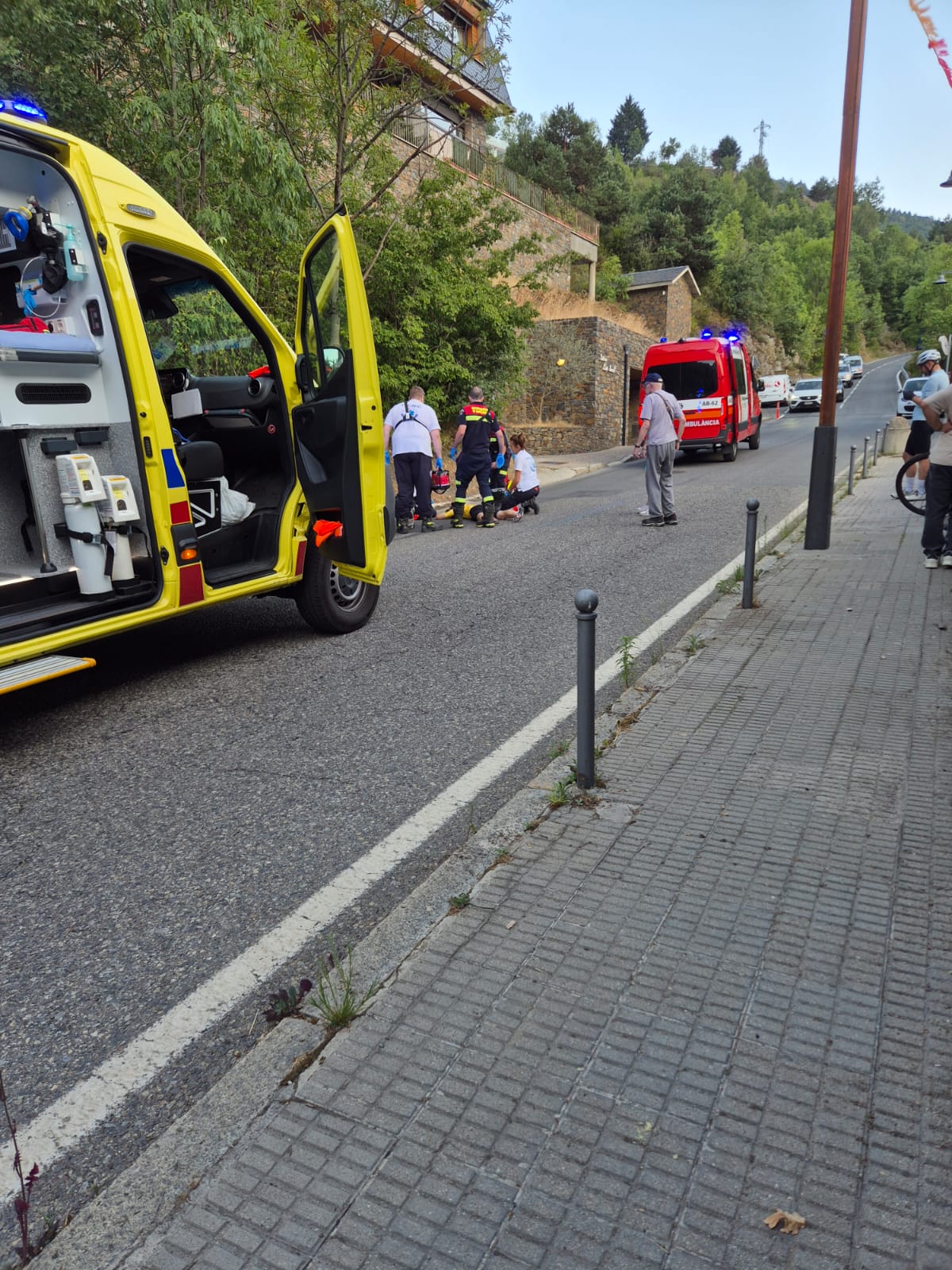 Els sanitaris atenent el ciclista accidentat.