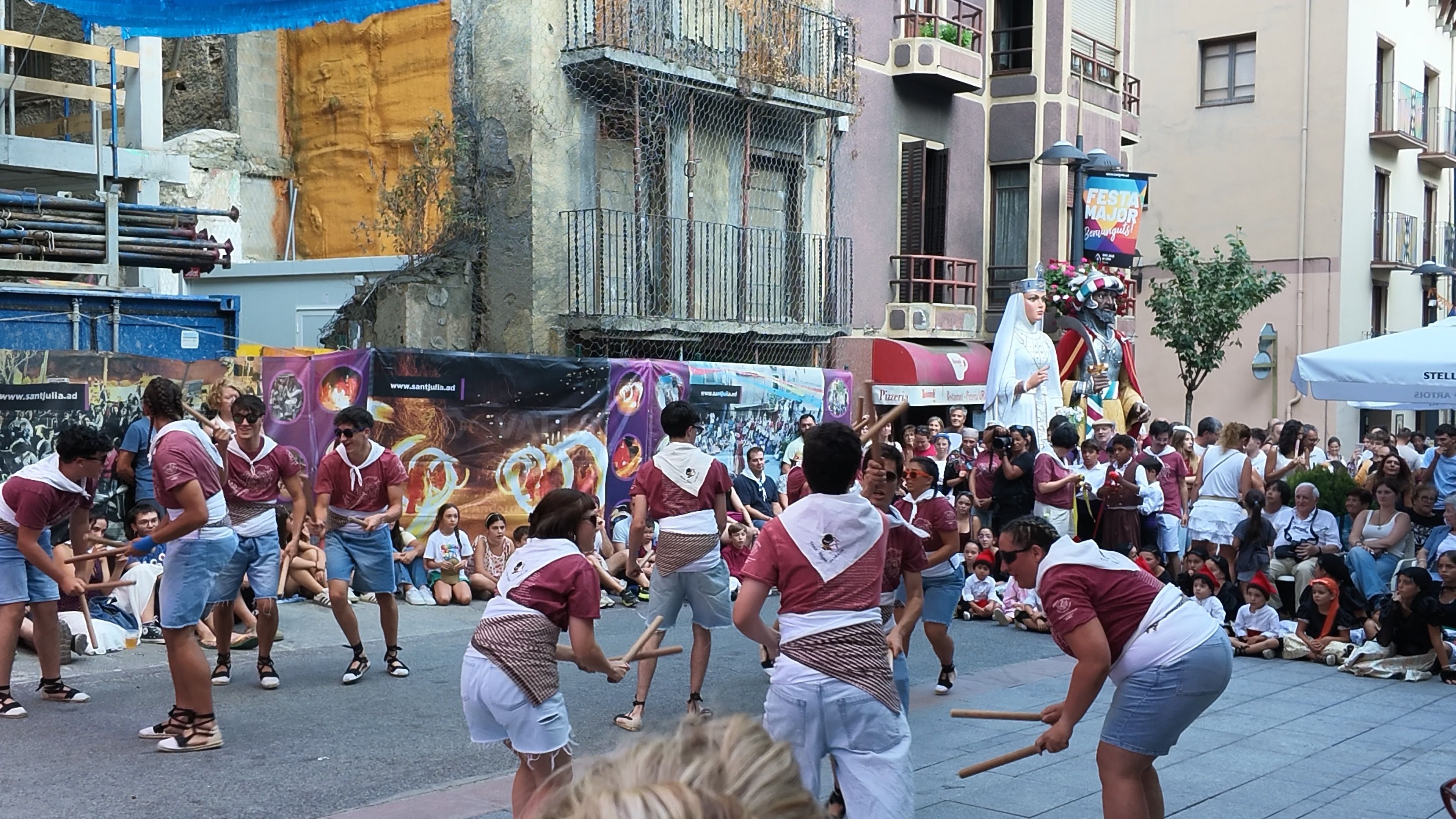 Actuació dels Bastoners de l'Esbart Laurèdia.