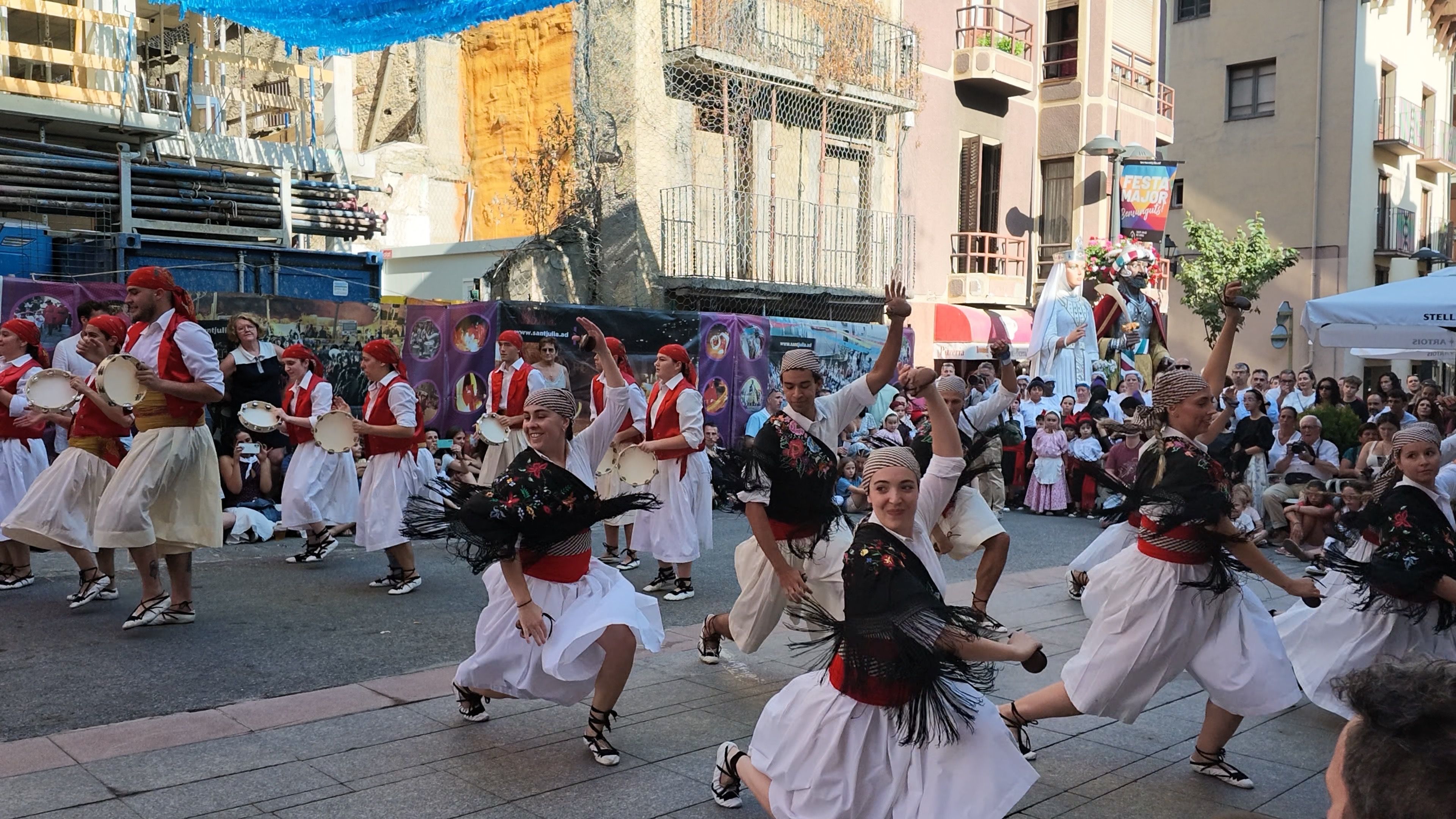 ‘El peix barato’, una dansa acompanyada de panderos i castanyoles