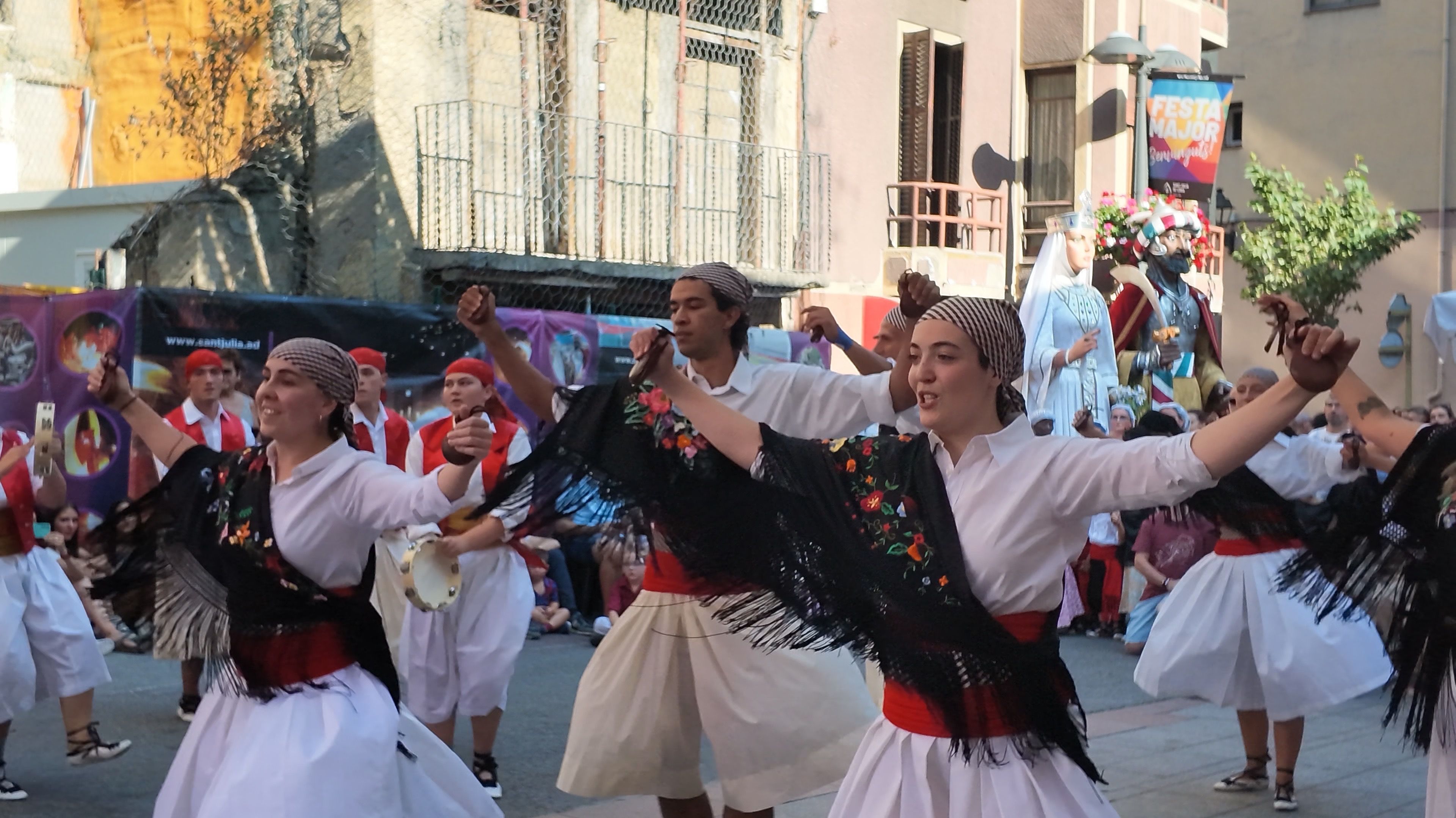 Actuació de l'Esbart durant la festa major.