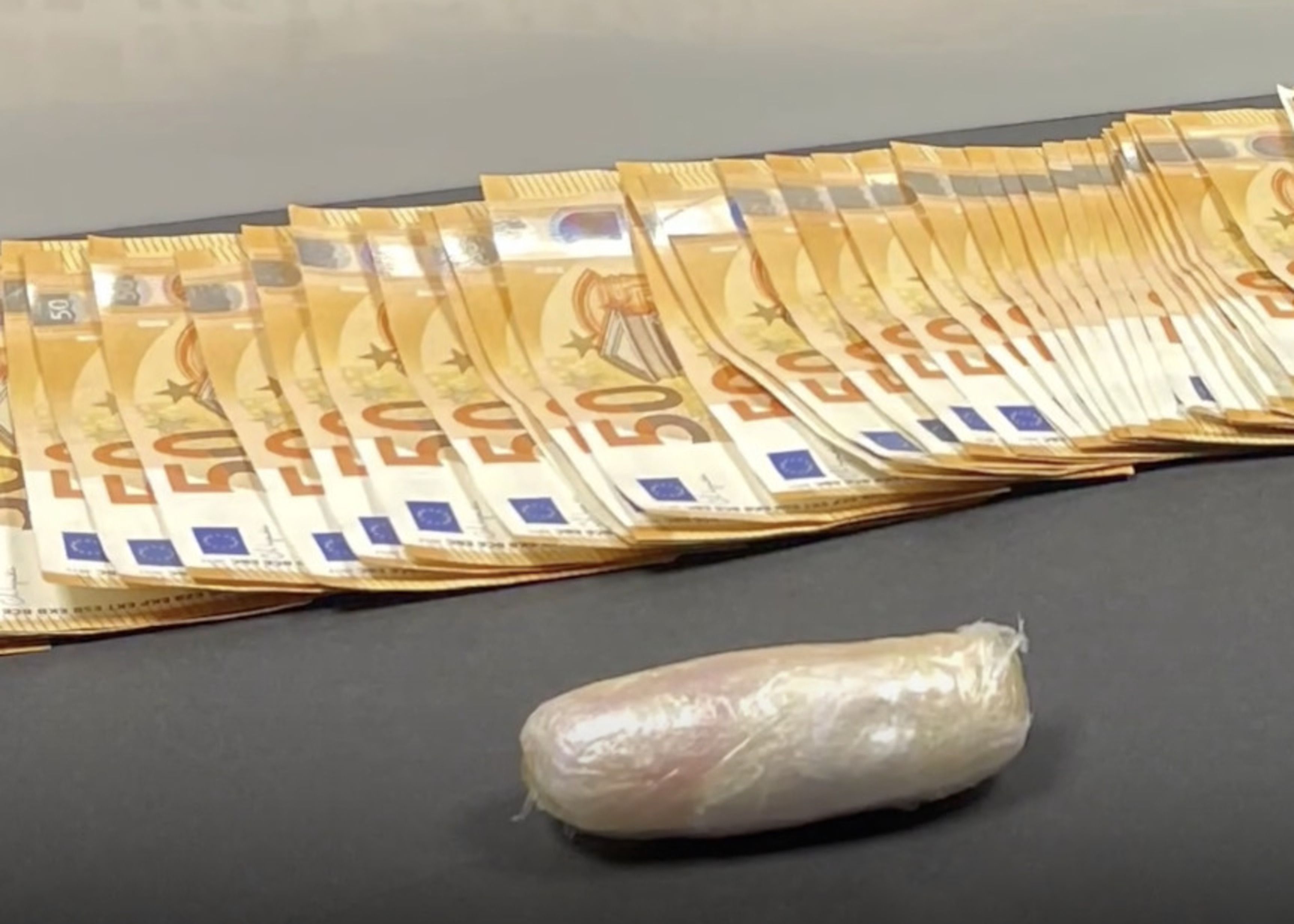 L'embolcall amb la cocaïna i els diners comissats.