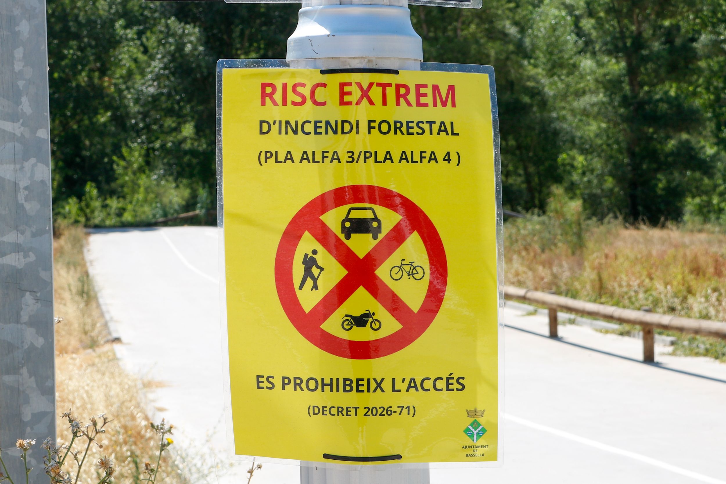 Cartells de prohibició d'accés col·locats per l'ajuntament de Bassella.