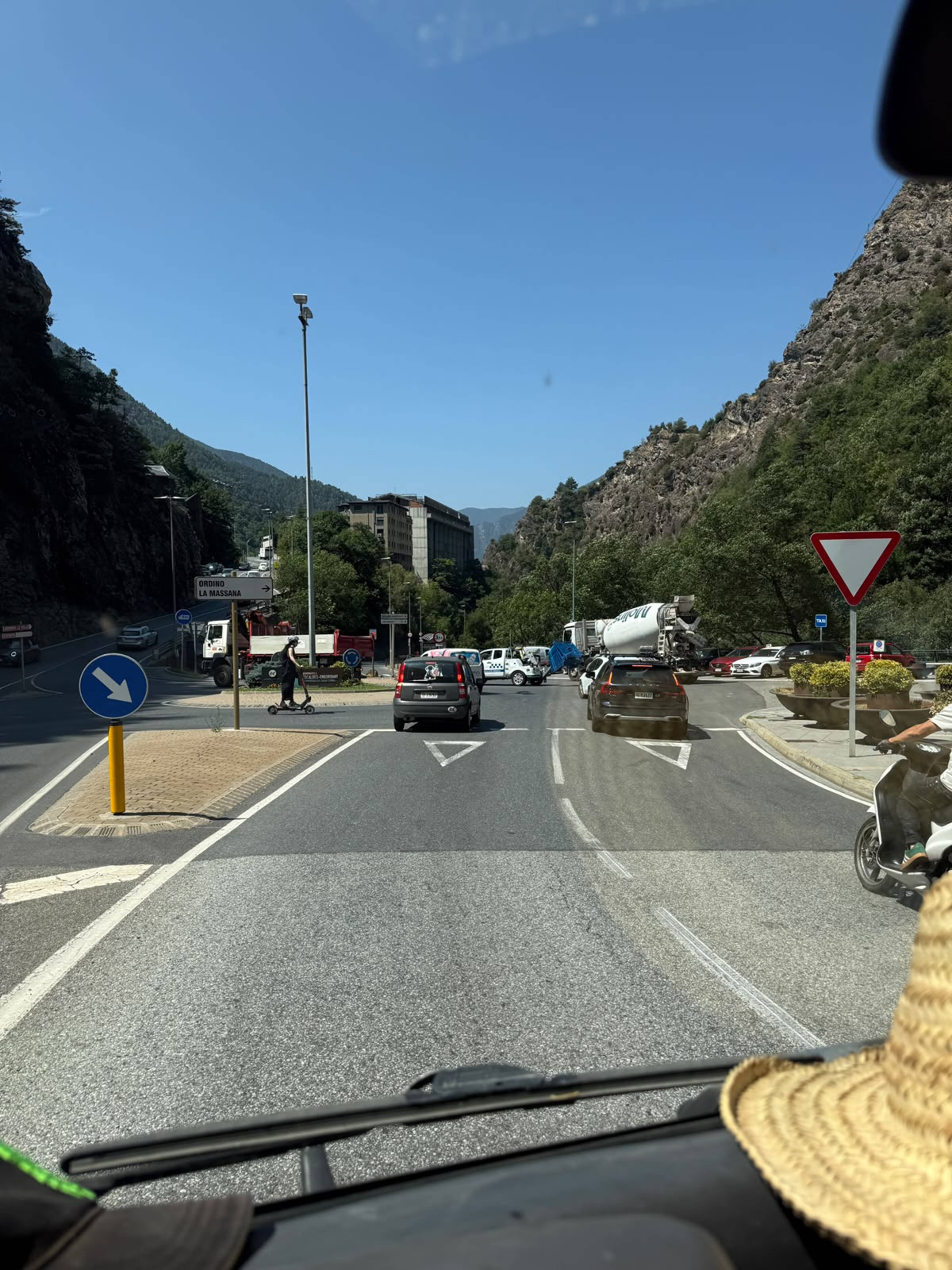 A la rotonda que enllaça l'avinguda Pont de la Tosca i le CG-2 s'ha tallat l'accés cap a dins d'Escaldes.